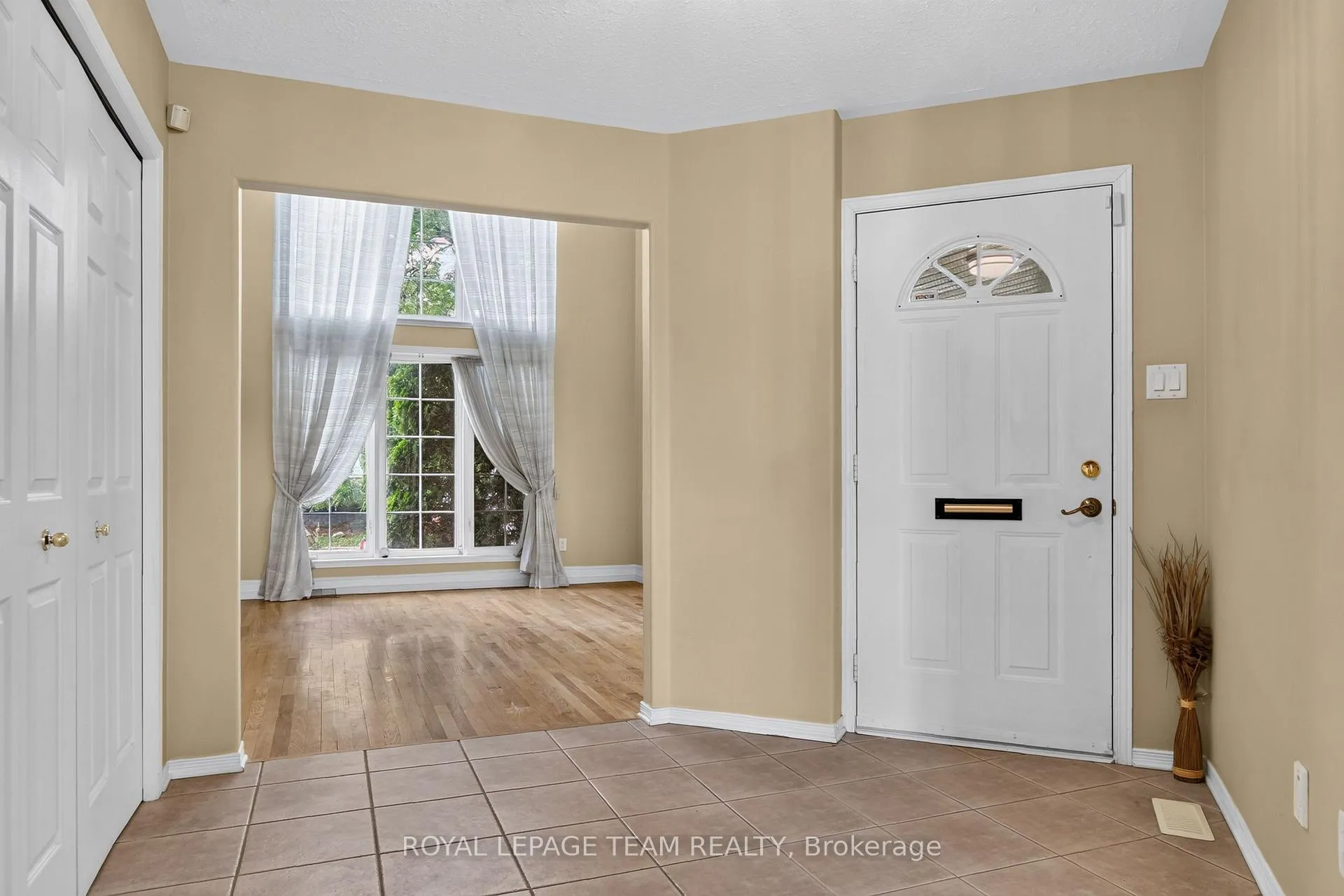 Photo 4 of 1115 Grenon Avenue, Ottawa, Fairfield Heights — HOMEH