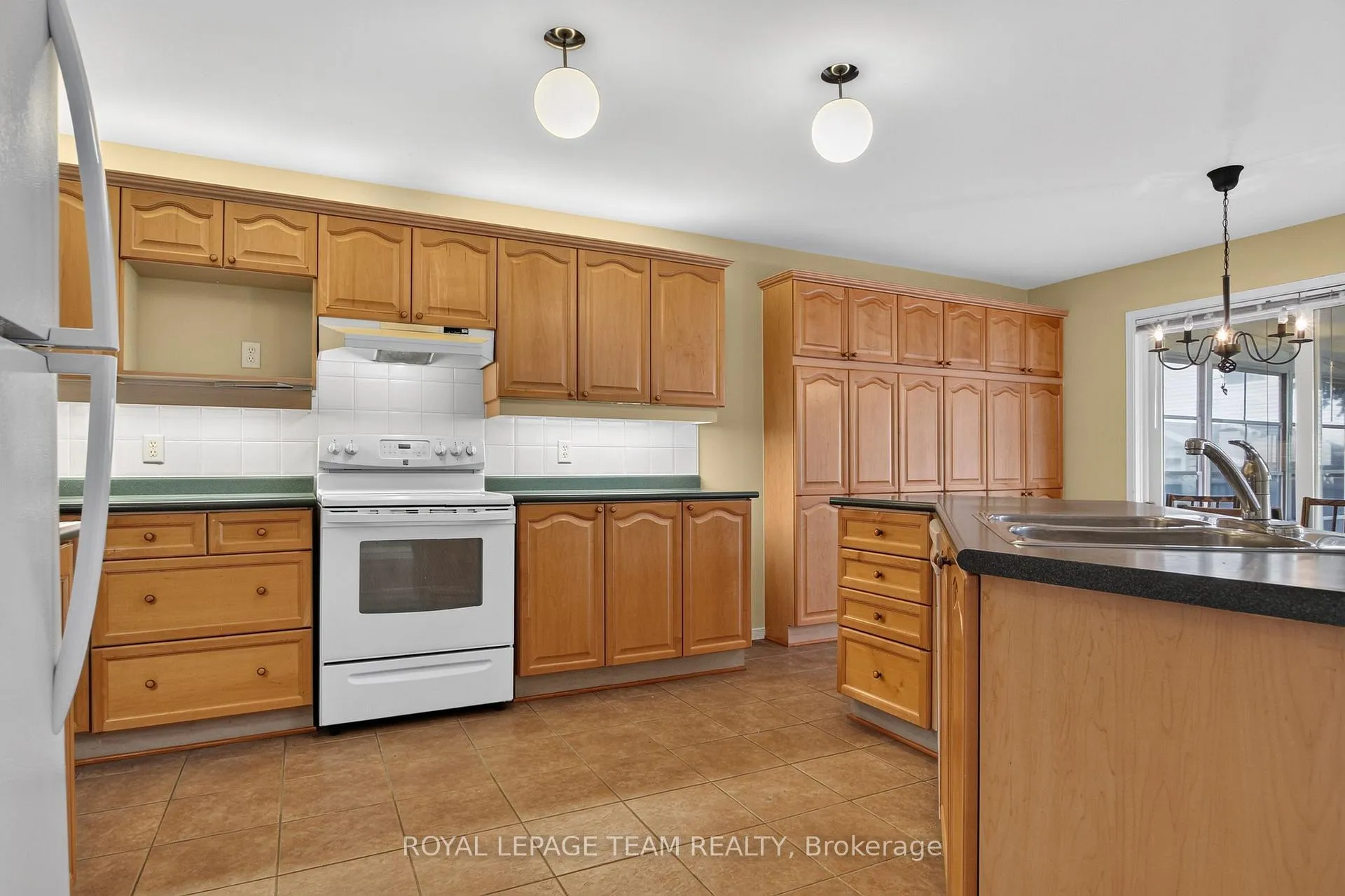Photo 12 of 1115 Grenon Avenue, Ottawa, Fairfield Heights — HOMEH