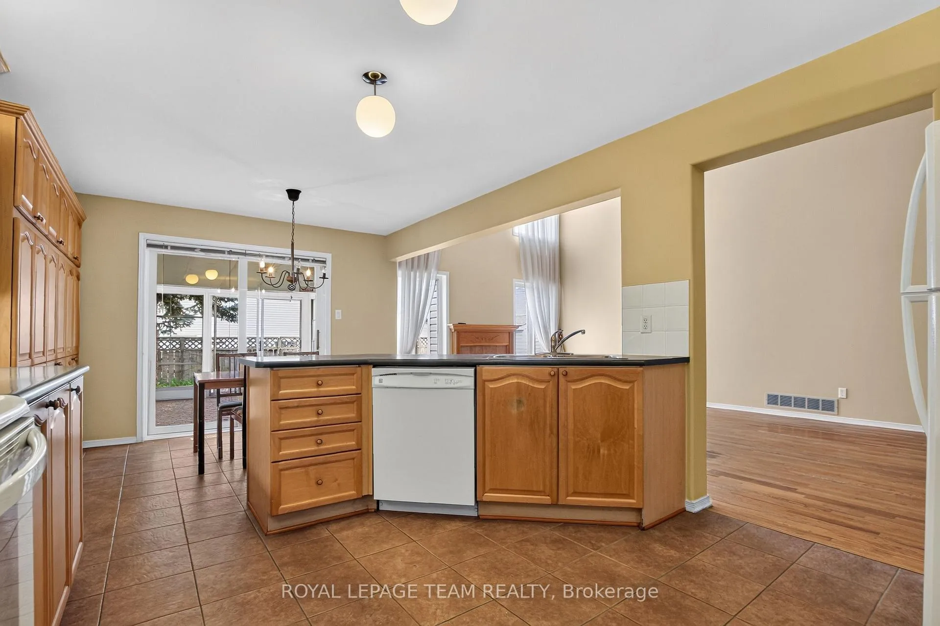Photo 13 of 1115 Grenon Avenue, Ottawa, Fairfield Heights — HOMEH