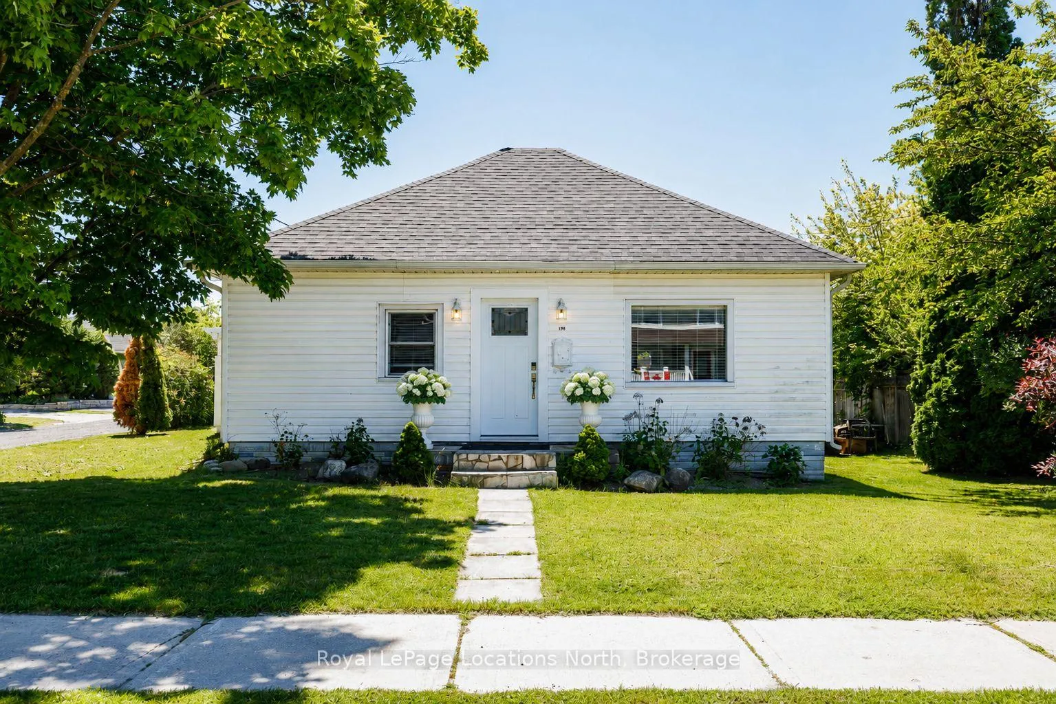 Photo 1 of 196 Simcoe Street, Collingwood — HOMEH