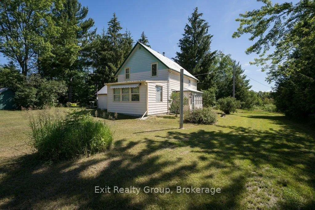 Front of 951 Hunt Club Road