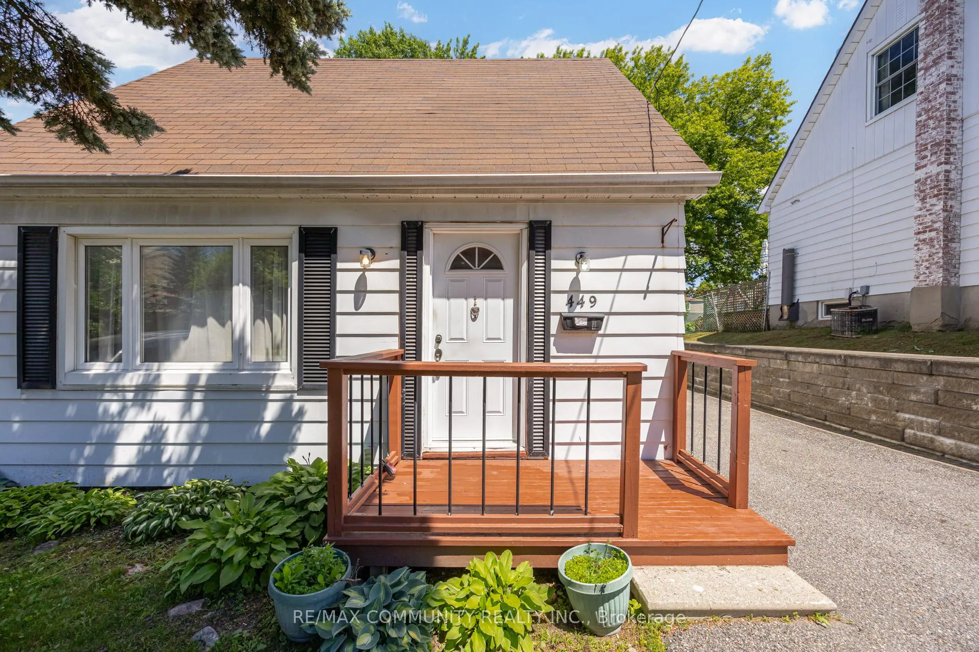 Front of 449 Ritson Road N