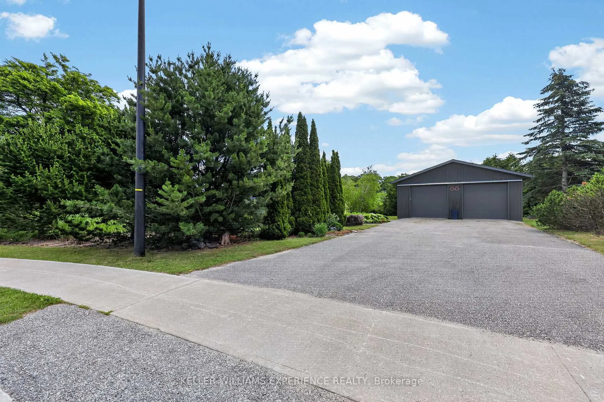 Photo 4 of 68 Royal Oak Drive, Barrie, South Shore — HOMEH