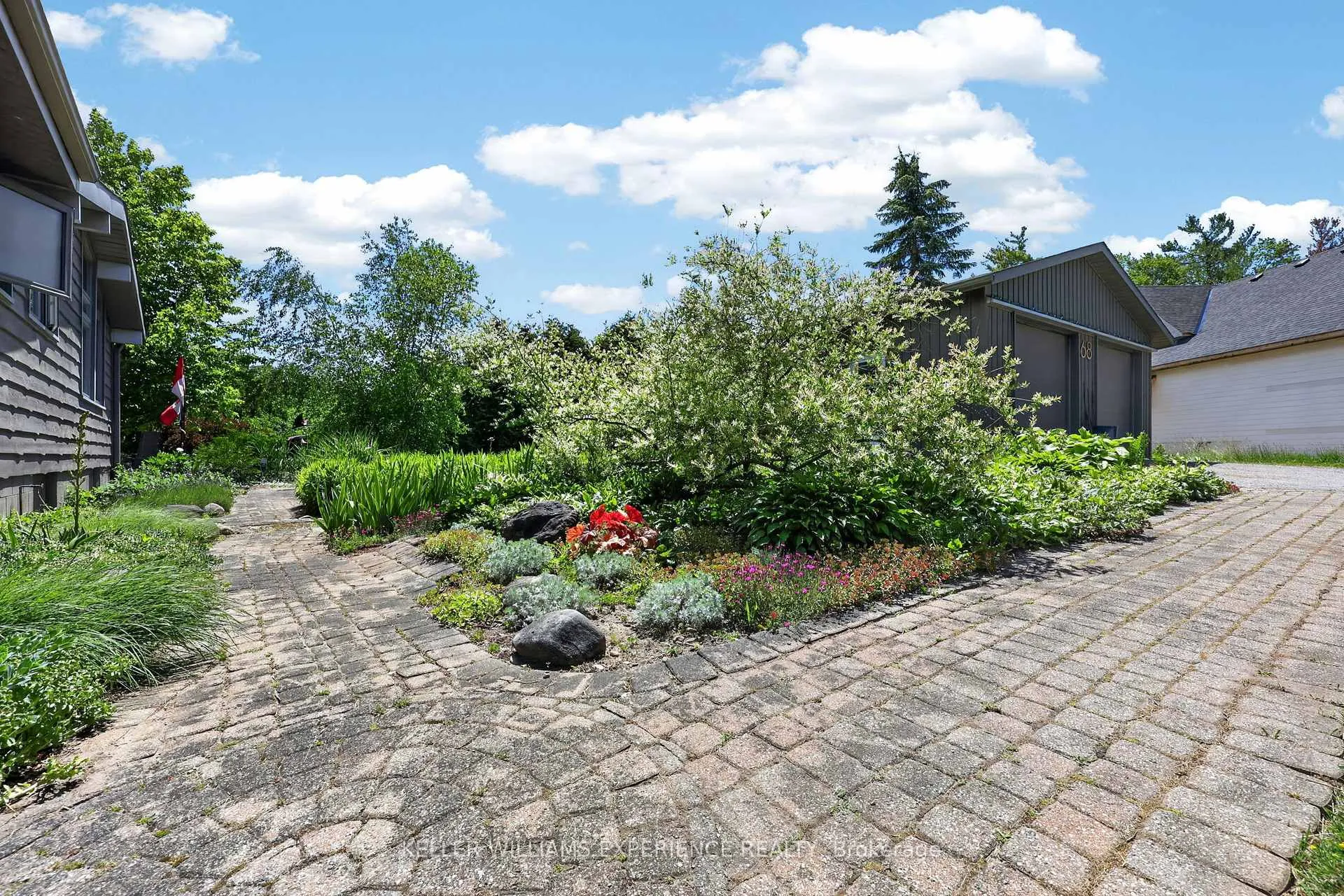 Photo 8 of 68 Royal Oak Drive, Barrie, South Shore — HOMEH