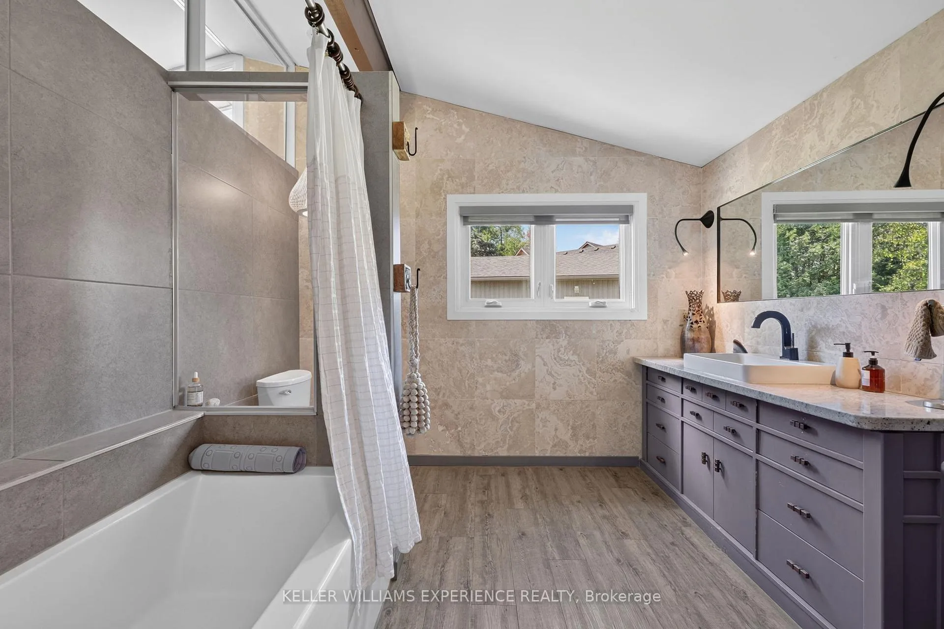 Photo 17 of 68 Royal Oak Drive, Barrie, South Shore — HOMEH