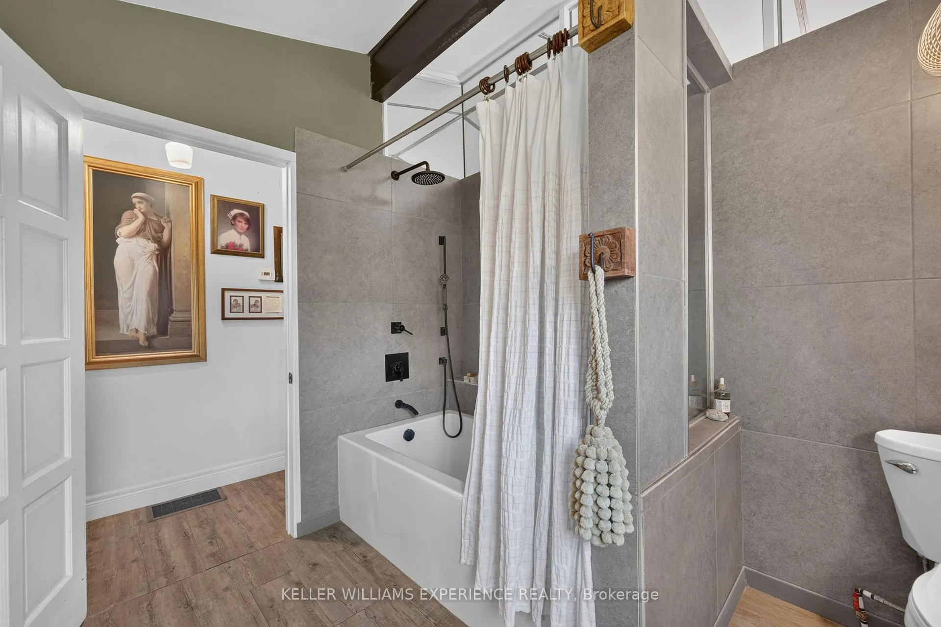 Photo 18 of 68 Royal Oak Drive, Barrie, South Shore — HOMEH