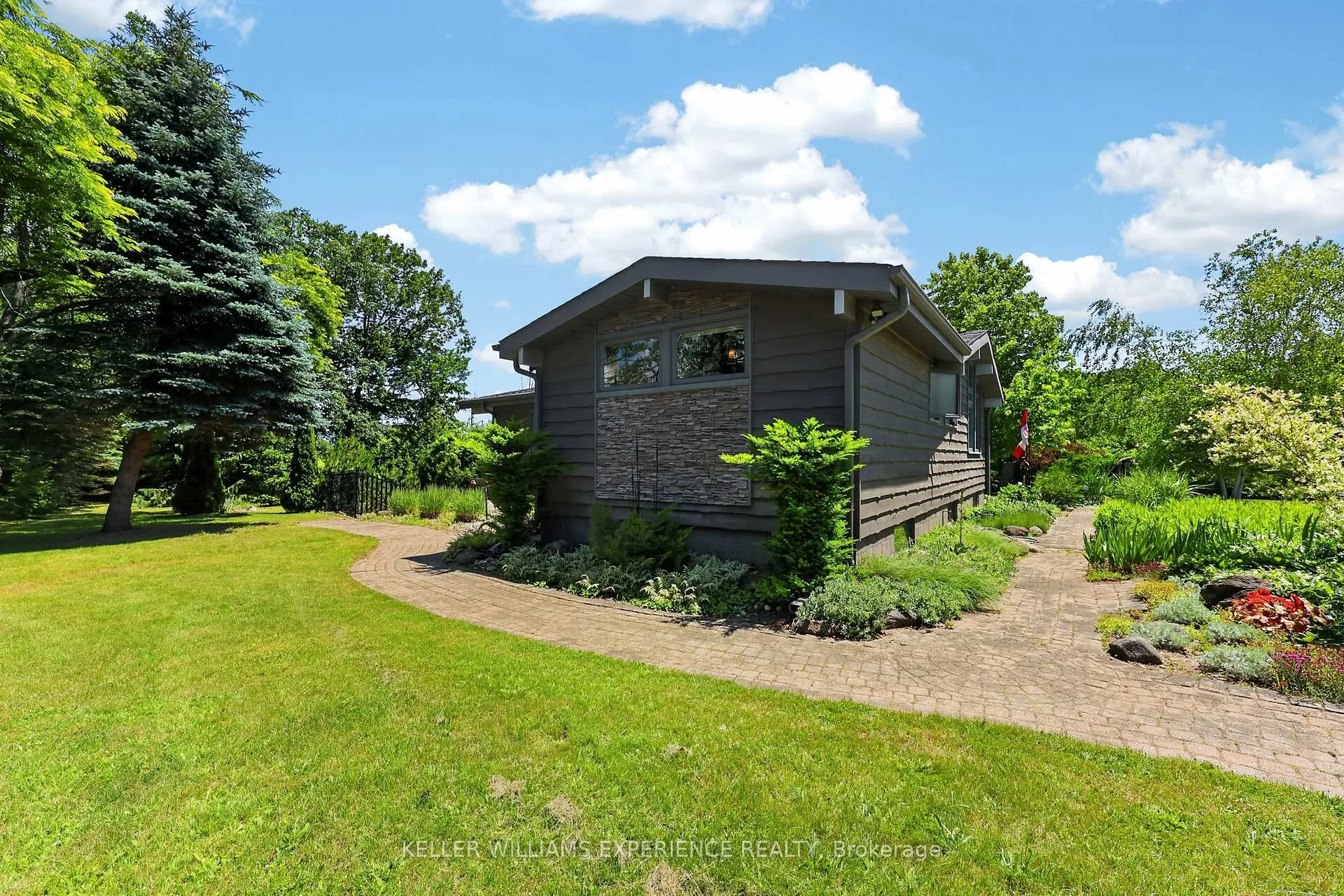 Photo 23 of 68 Royal Oak Drive, Barrie, South Shore — HOMEH