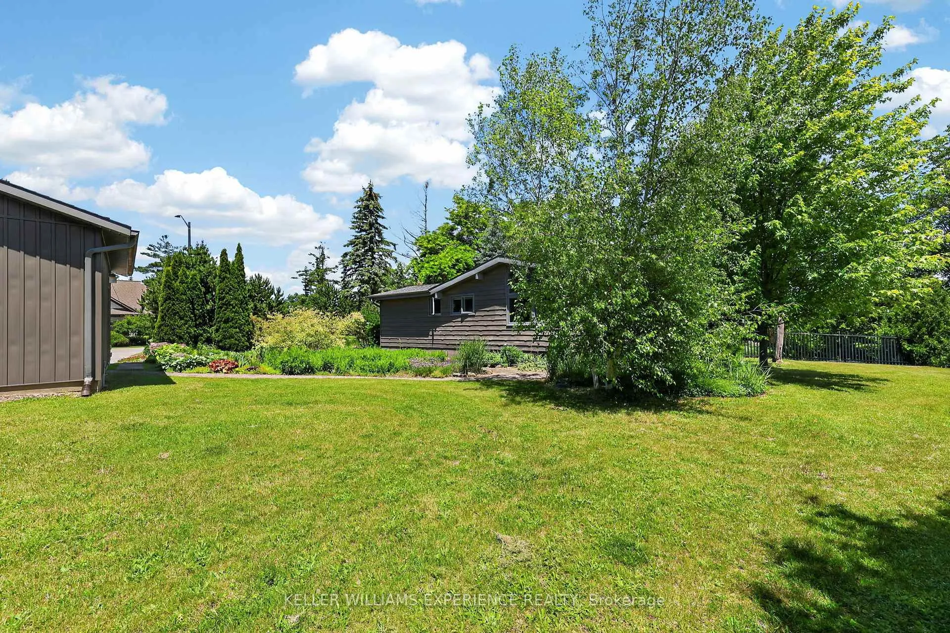 Photo 24 of 68 Royal Oak Drive, Barrie, South Shore — HOMEH