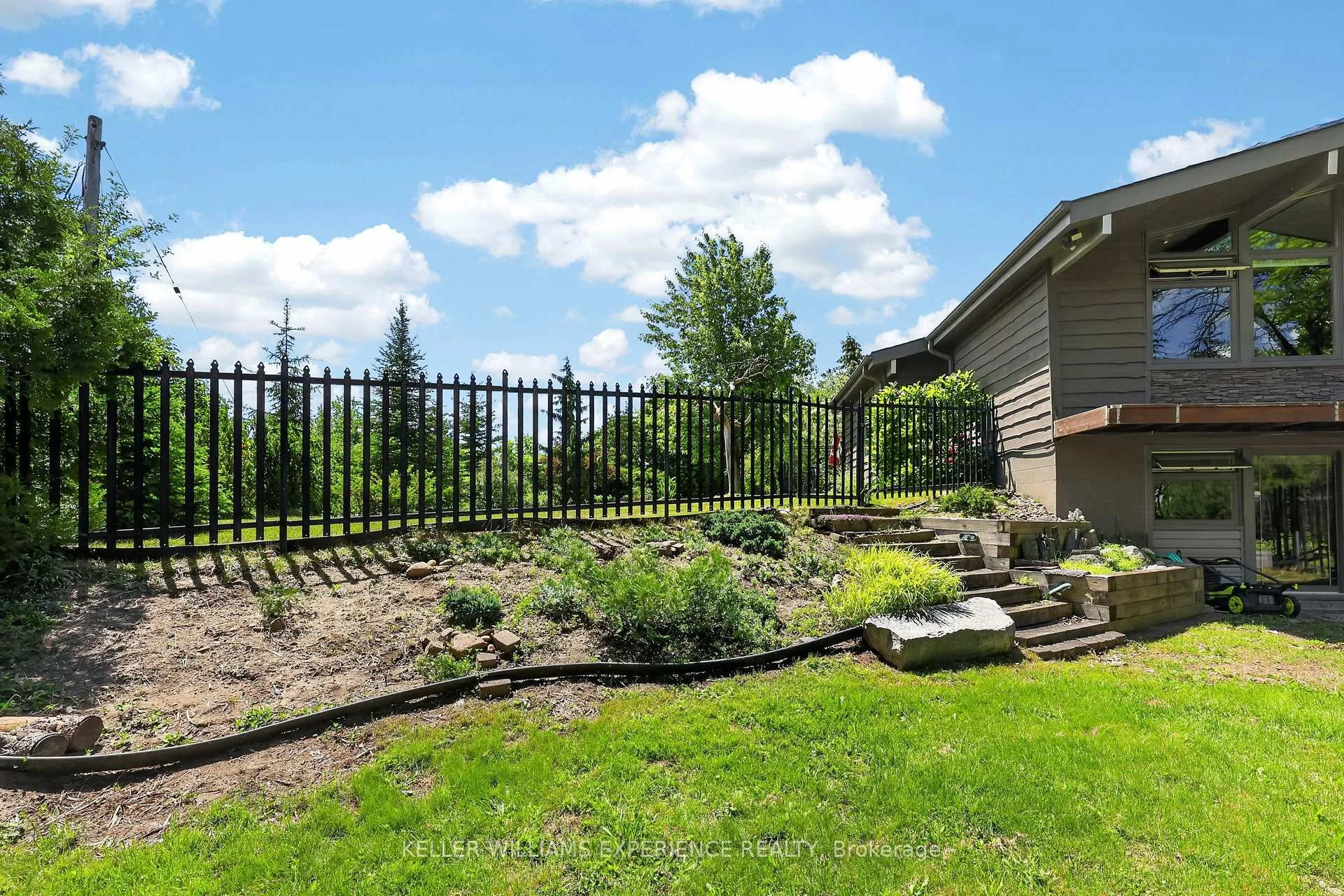 Photo 26 of 68 Royal Oak Drive, Barrie, South Shore — HOMEH