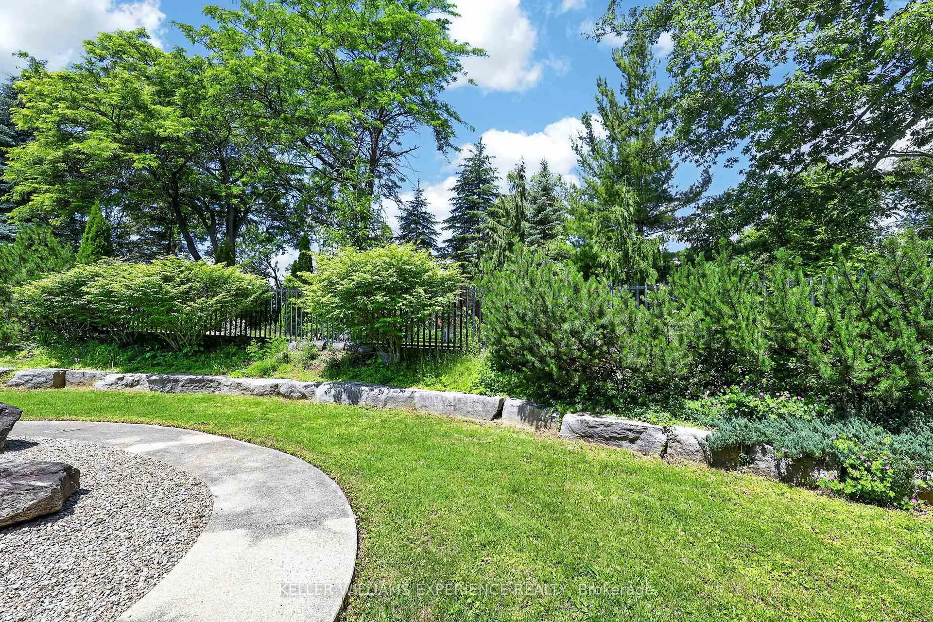Photo 28 of 68 Royal Oak Drive, Barrie, South Shore — HOMEH