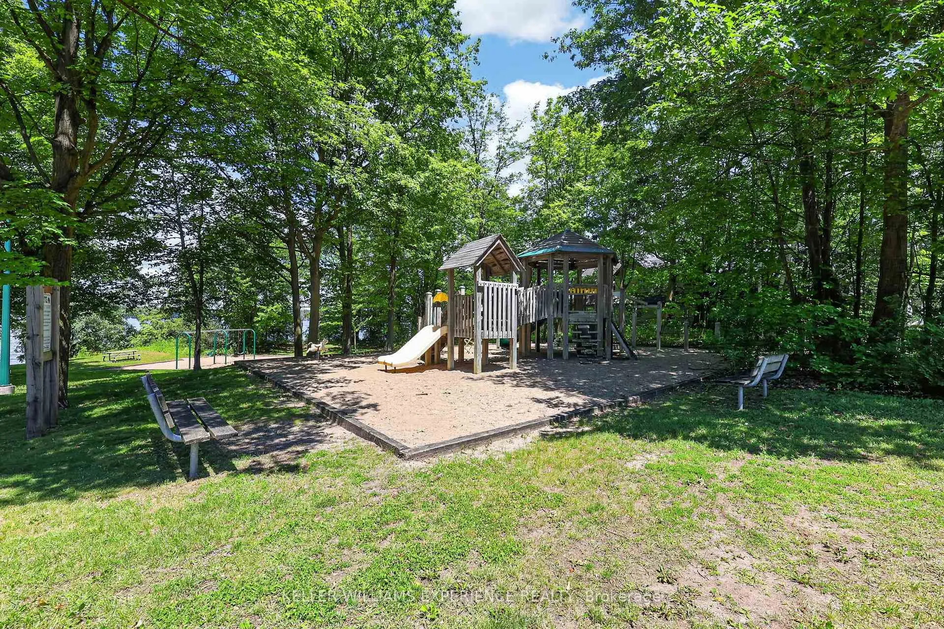 Photo 45 of 68 Royal Oak Drive, Barrie, South Shore — HOMEH