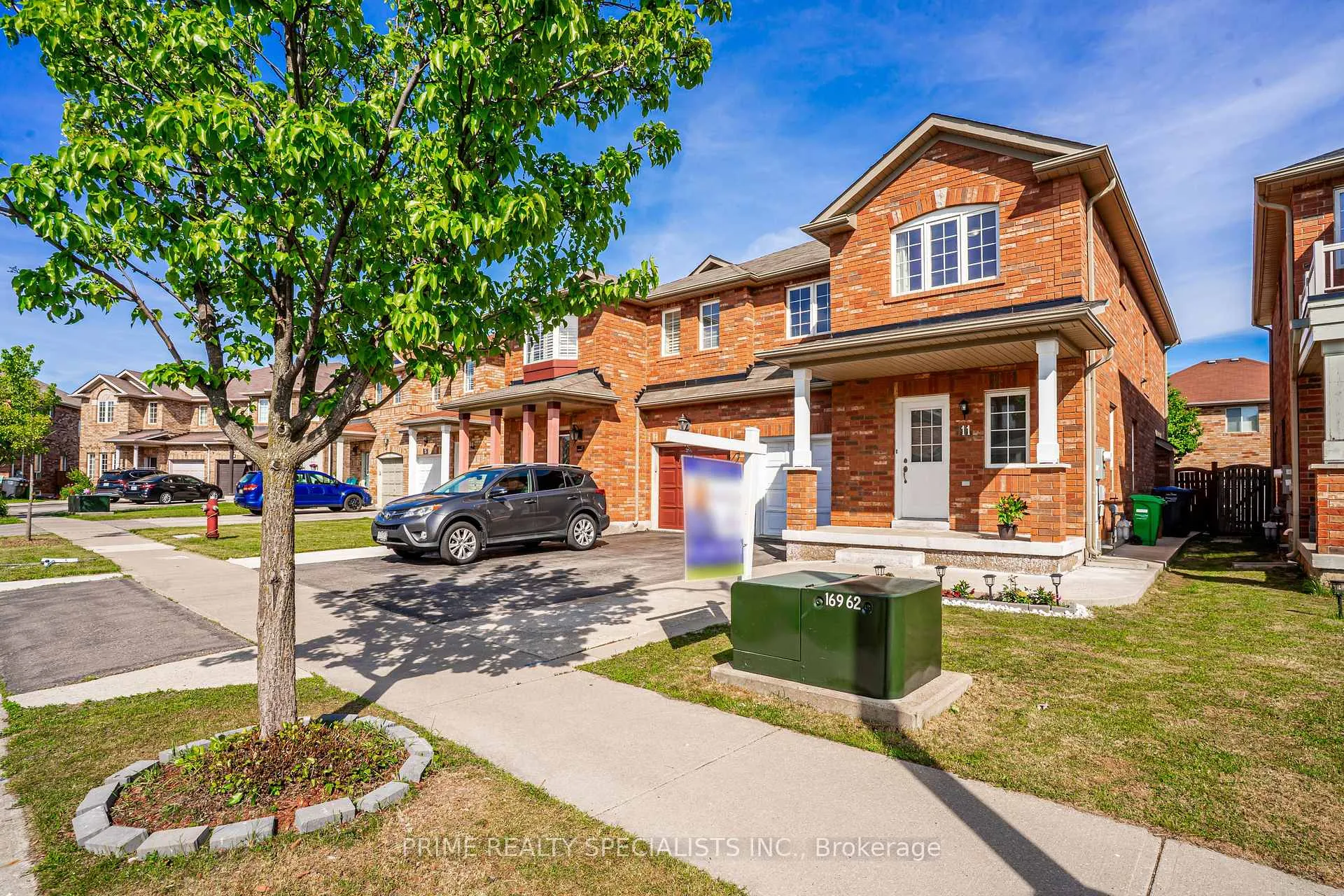 Photo 3 of 11 Commodore Drive, Brampton, Credit Valley — HOMEH
