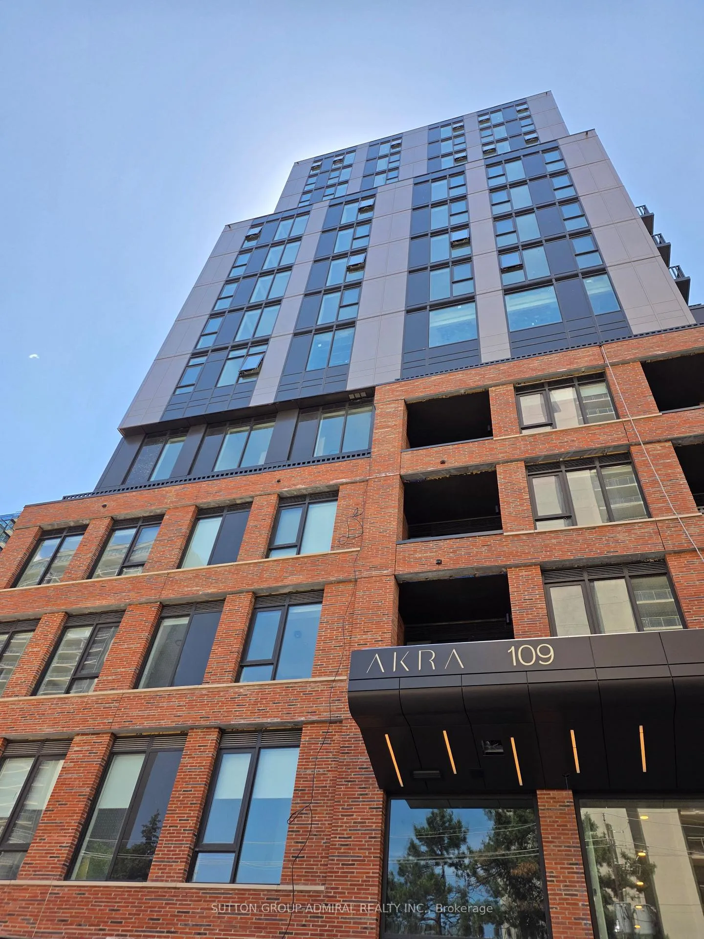 Front of Unit 811, 109 Erskine Avenue
