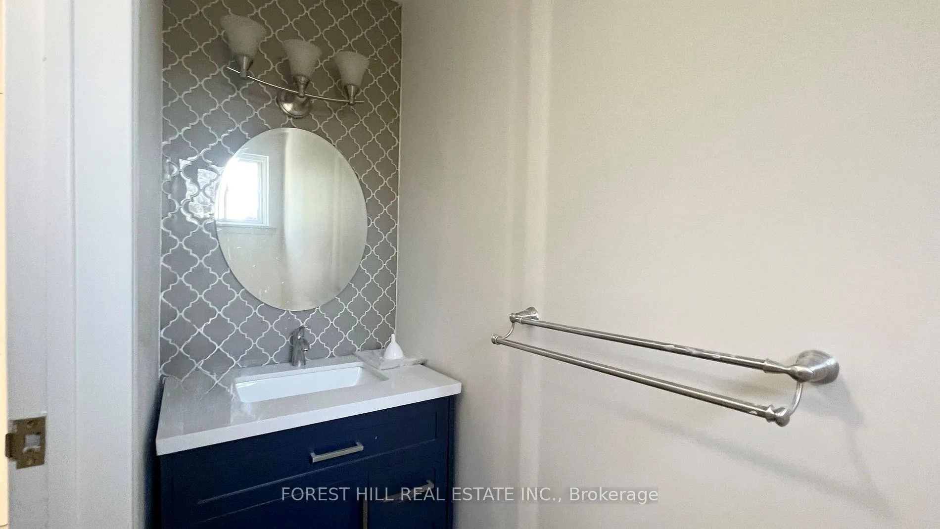 Photo 4 of Unit Lower, 18 Boulding Drive, Aurora, Aurora Heights — HOMEH