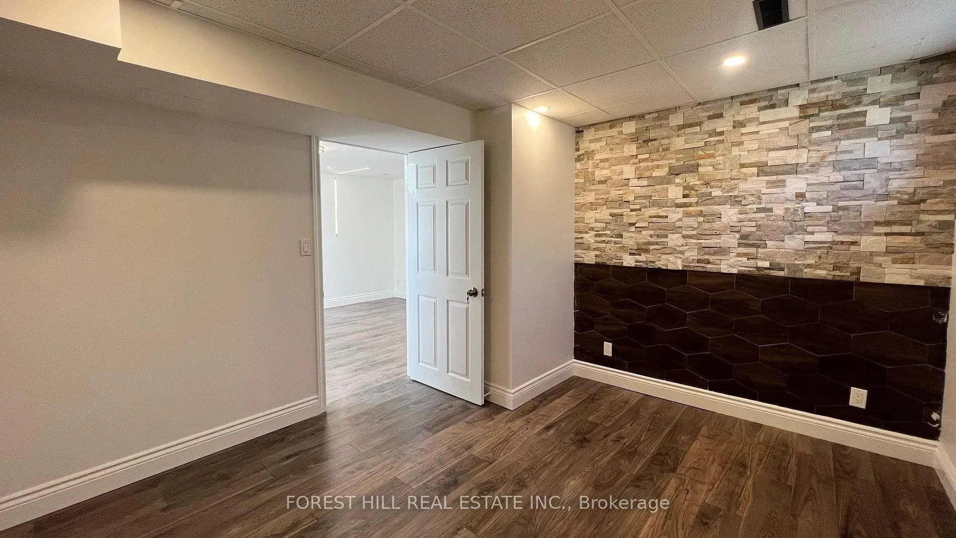 Photo 13 of Unit Lower, 18 Boulding Drive, Aurora, Aurora Heights — HOMEH