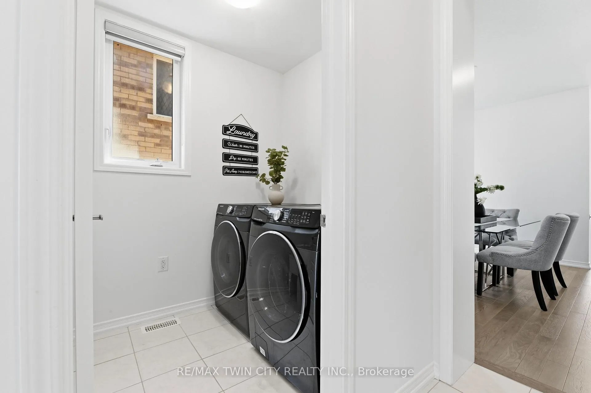 Photo 8 of 46 Munro Circle, Brantford — HOMEH