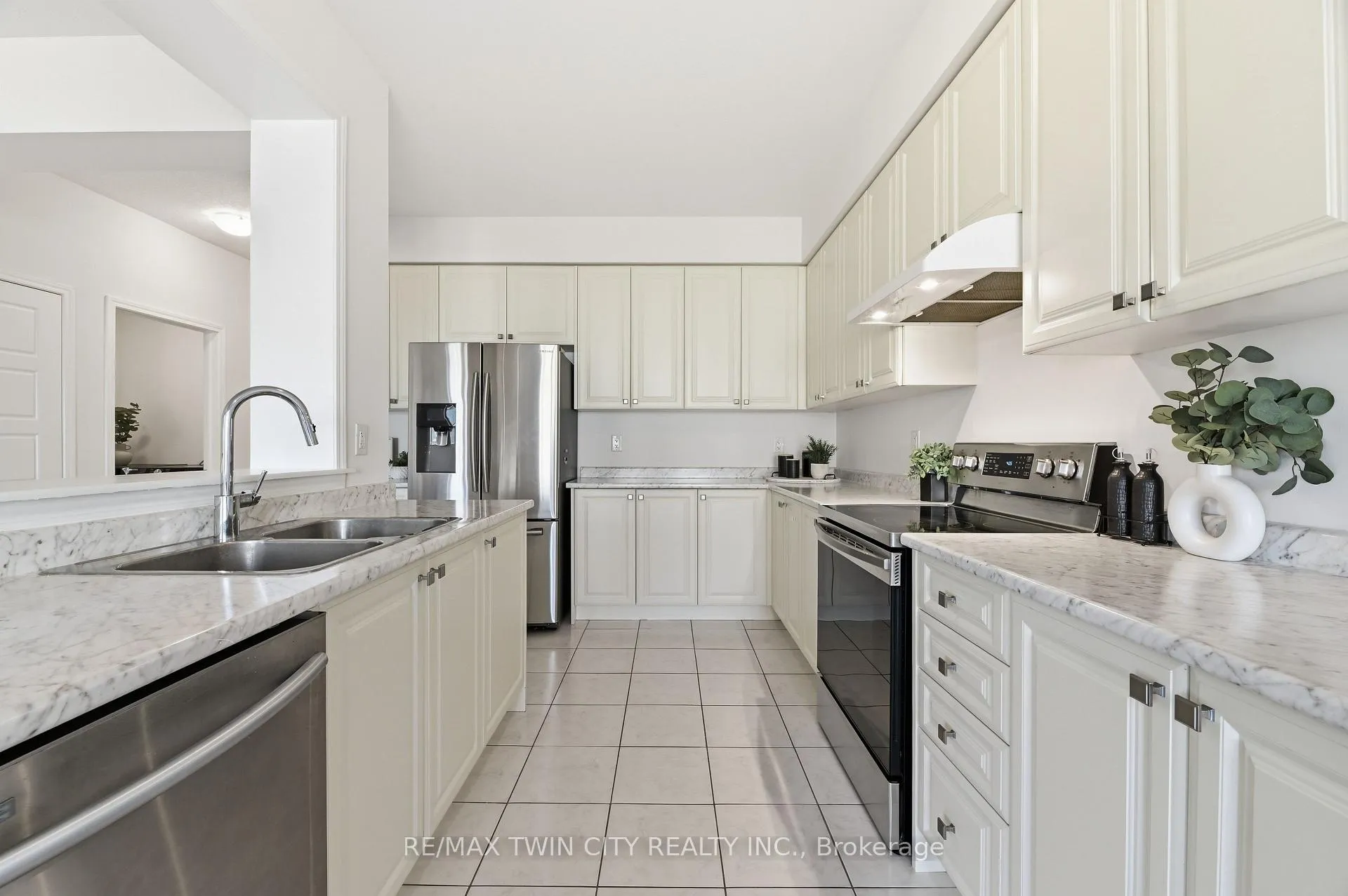 Photo 15 of 46 Munro Circle, Brantford — HOMEH