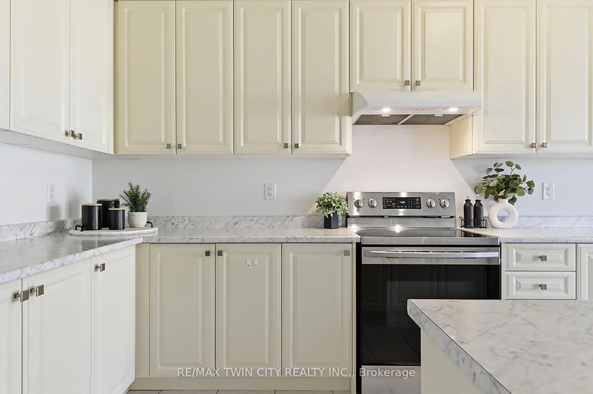 Photo 16 of 46 Munro Circle, Brantford — HOMEH