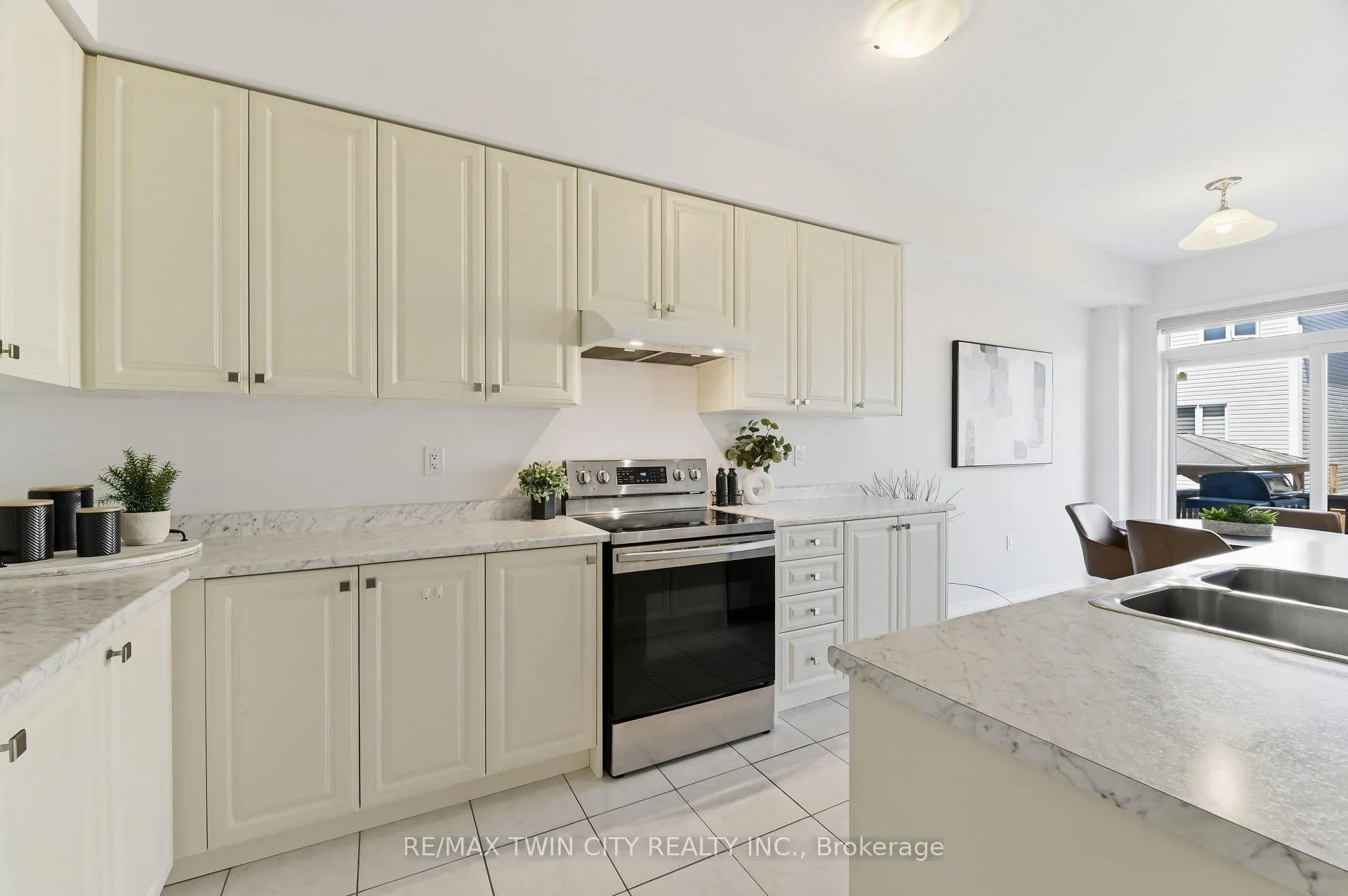 Photo 17 of 46 Munro Circle, Brantford — HOMEH