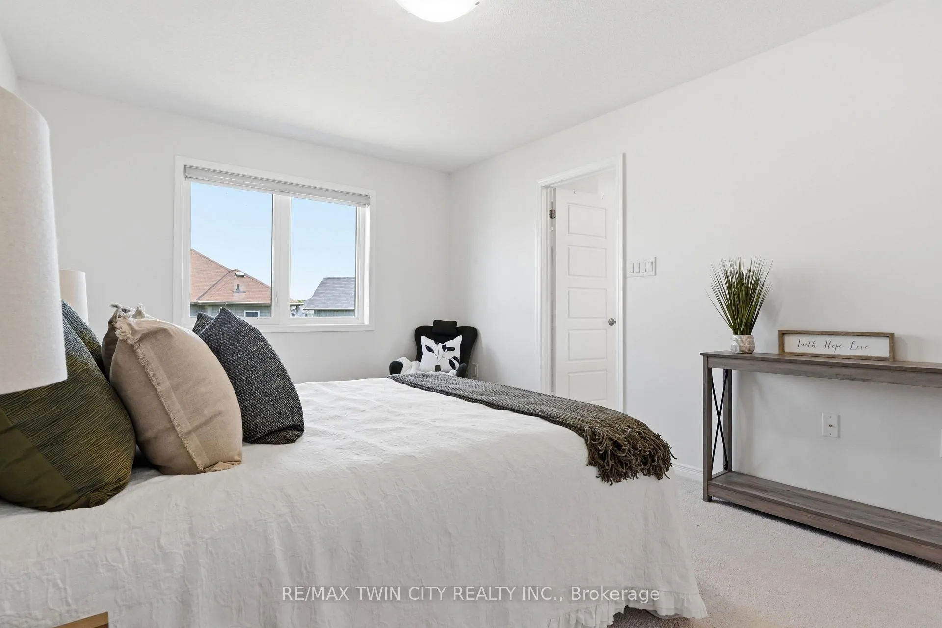 Photo 20 of 46 Munro Circle, Brantford — HOMEH
