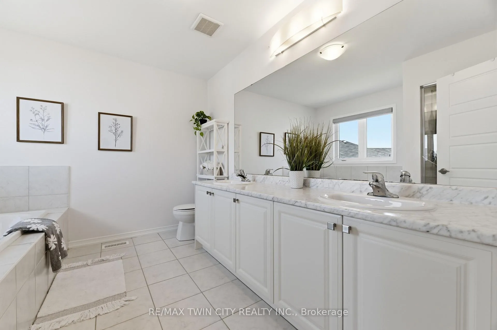 Photo 21 of 46 Munro Circle, Brantford — HOMEH