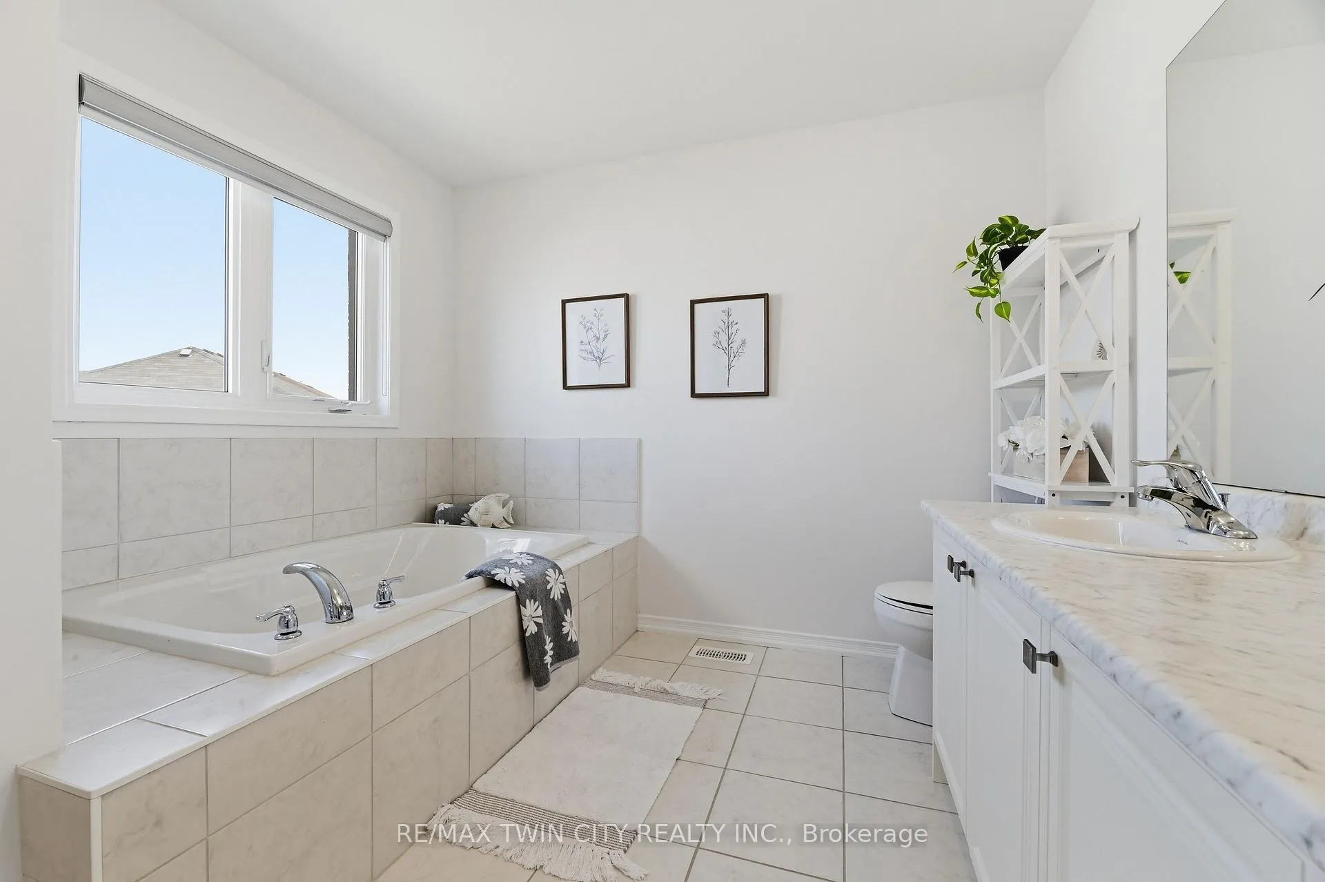 Photo 22 of 46 Munro Circle, Brantford — HOMEH