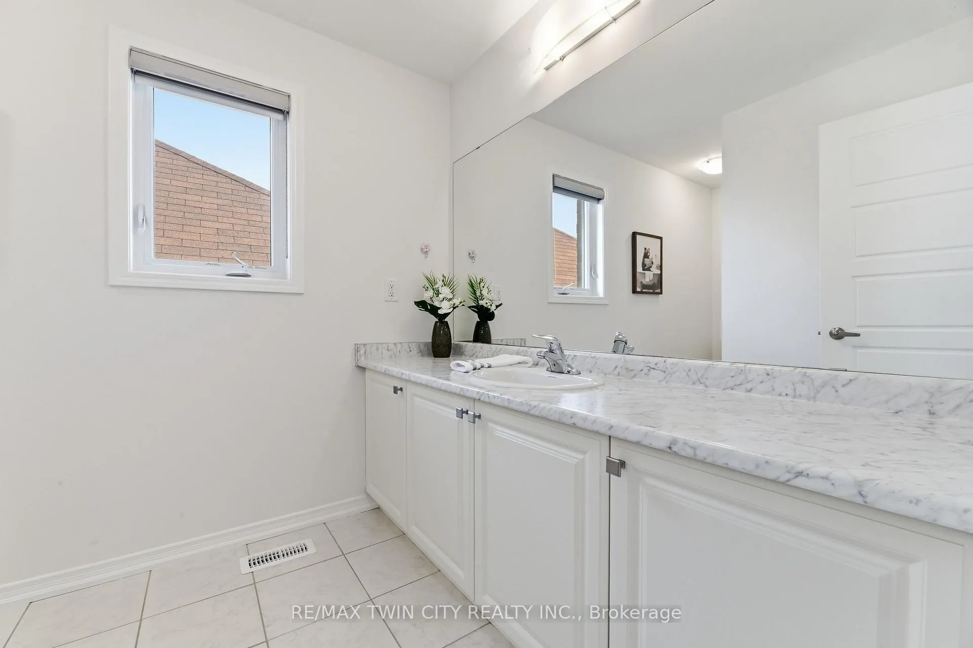 Photo 25 of 46 Munro Circle, Brantford — HOMEH