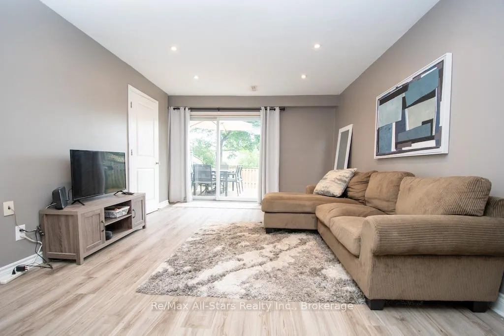 Photo 4 of Unit 16, 72 Martin Road, Clarington, Bowmanville — HOMEH