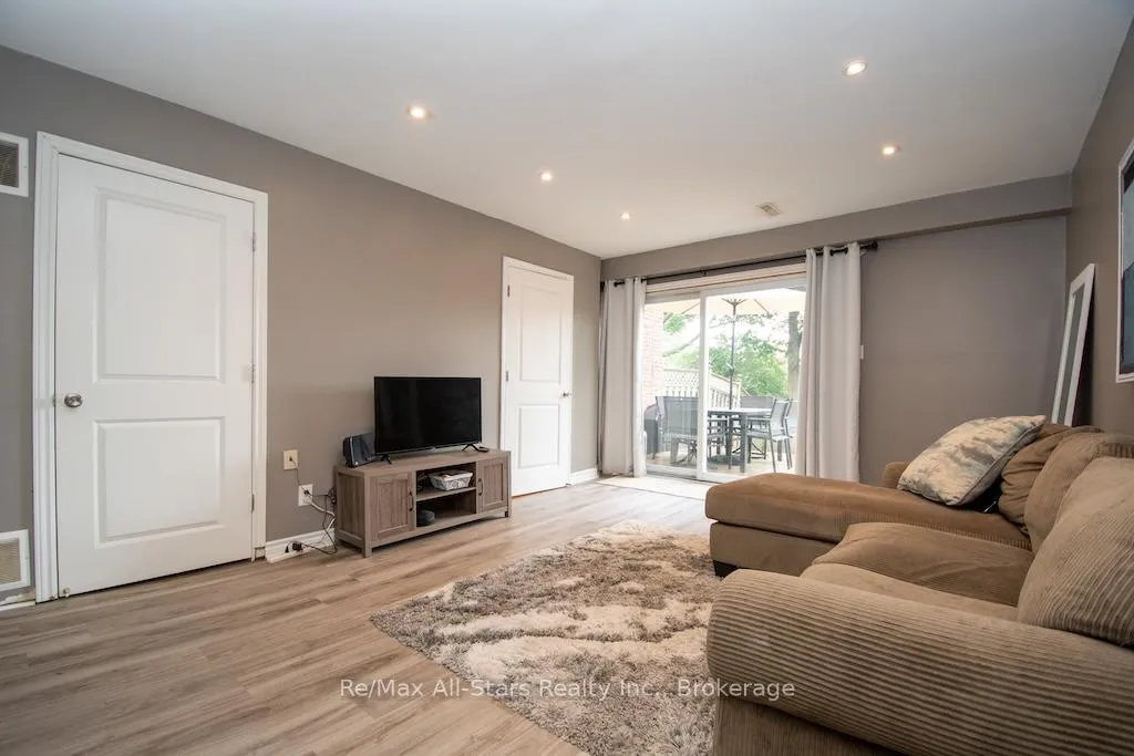 Photo 6 of Unit 16, 72 Martin Road, Clarington, Bowmanville — HOMEH