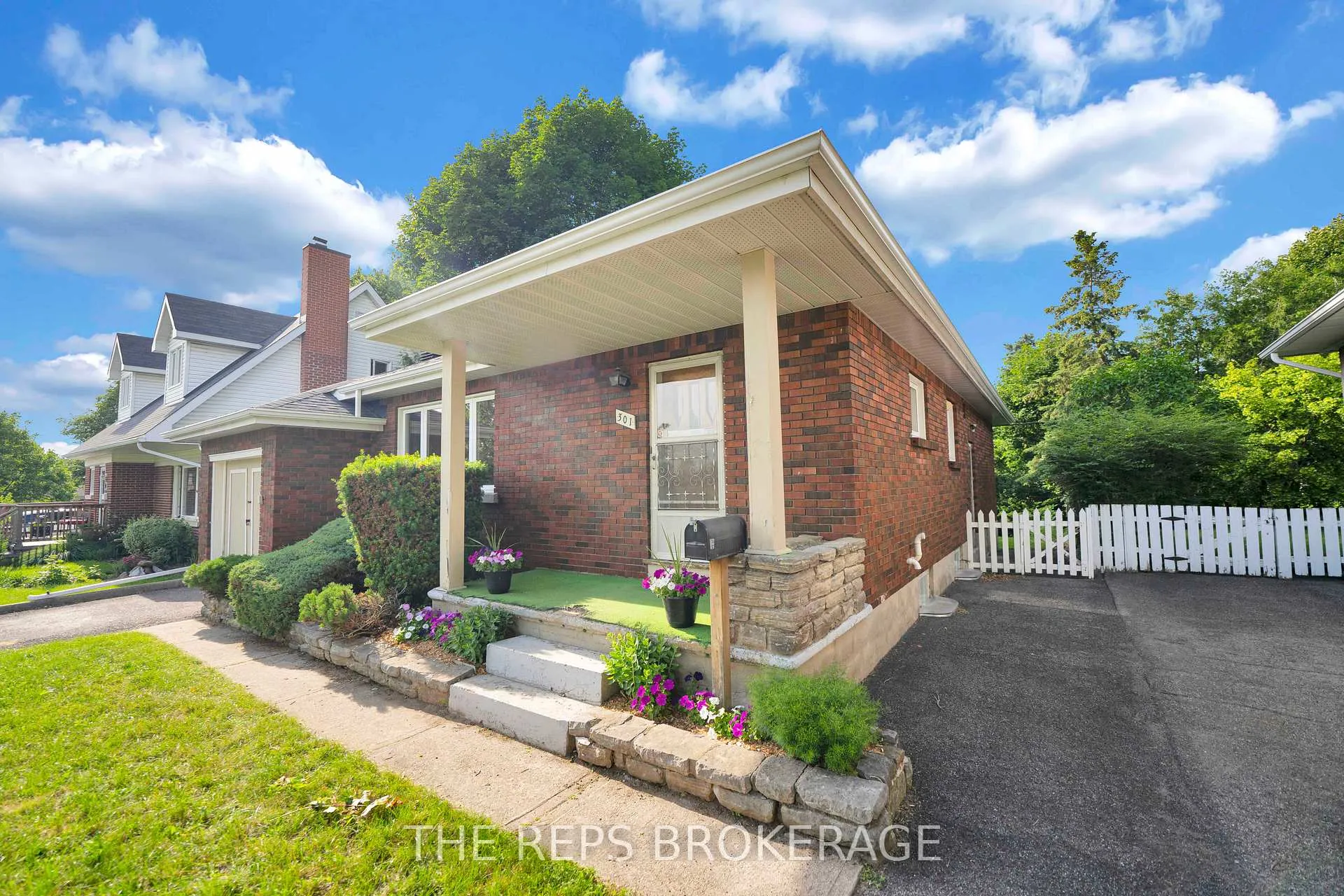 Photo 2 of 301 Knox Crescent, Ottawa, Riverview Park — HOMEH