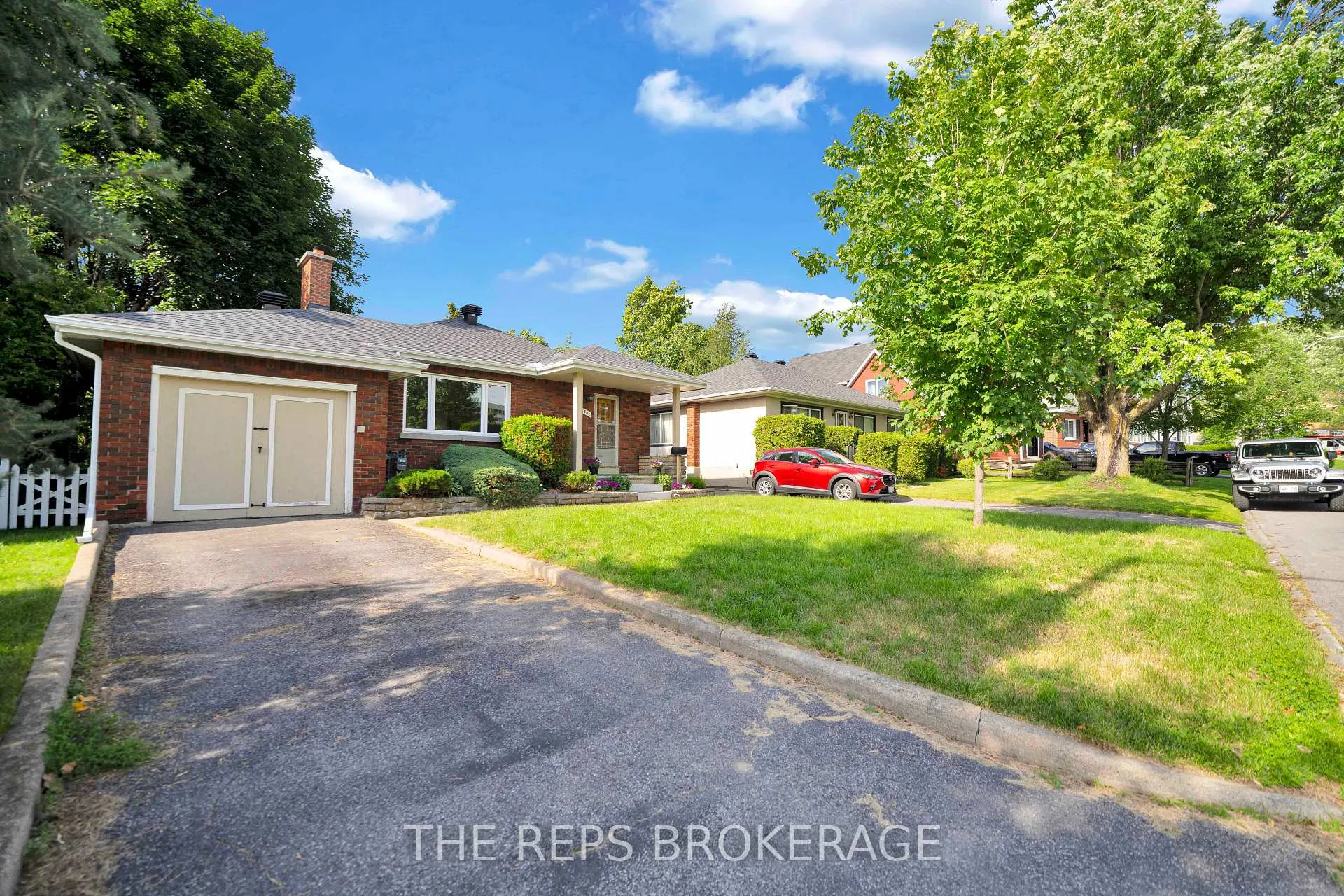 Photo 3 of 301 Knox Crescent, Ottawa, Riverview Park — HOMEH