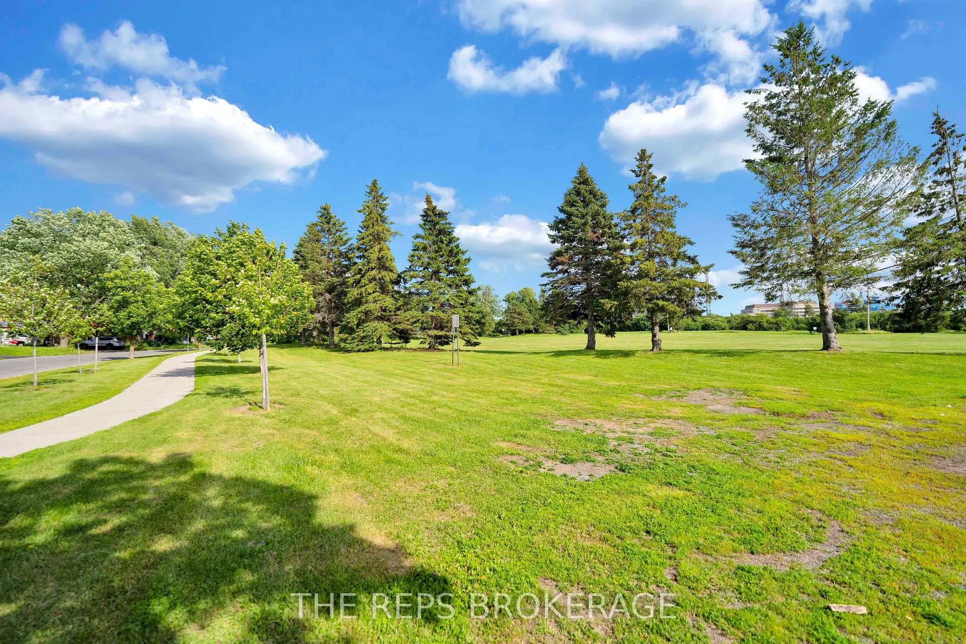 Photo 4 of 301 Knox Crescent, Ottawa, Riverview Park — HOMEH