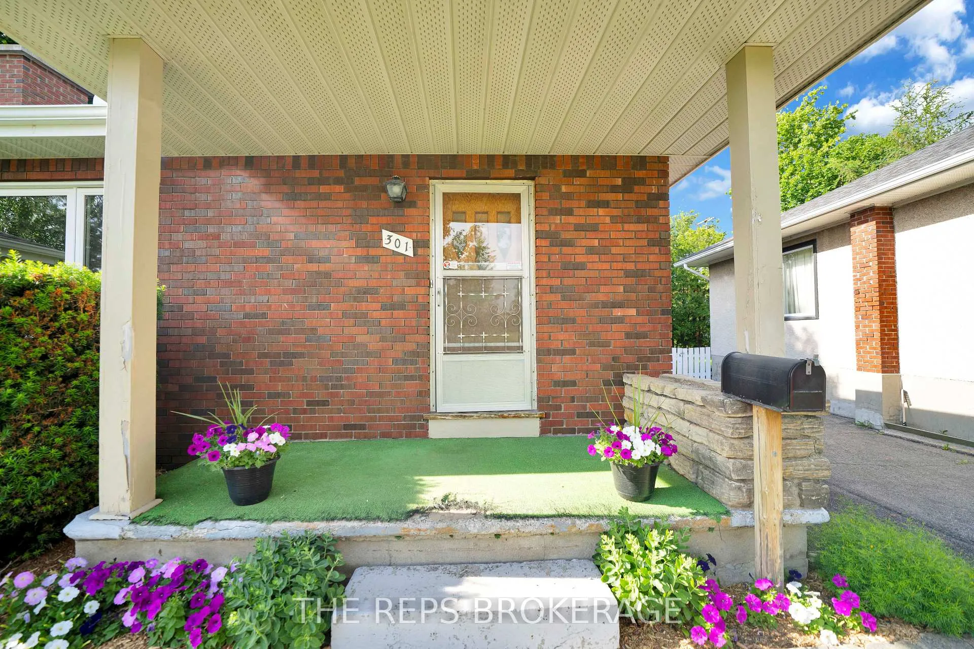 Photo 5 of 301 Knox Crescent, Ottawa, Riverview Park — HOMEH