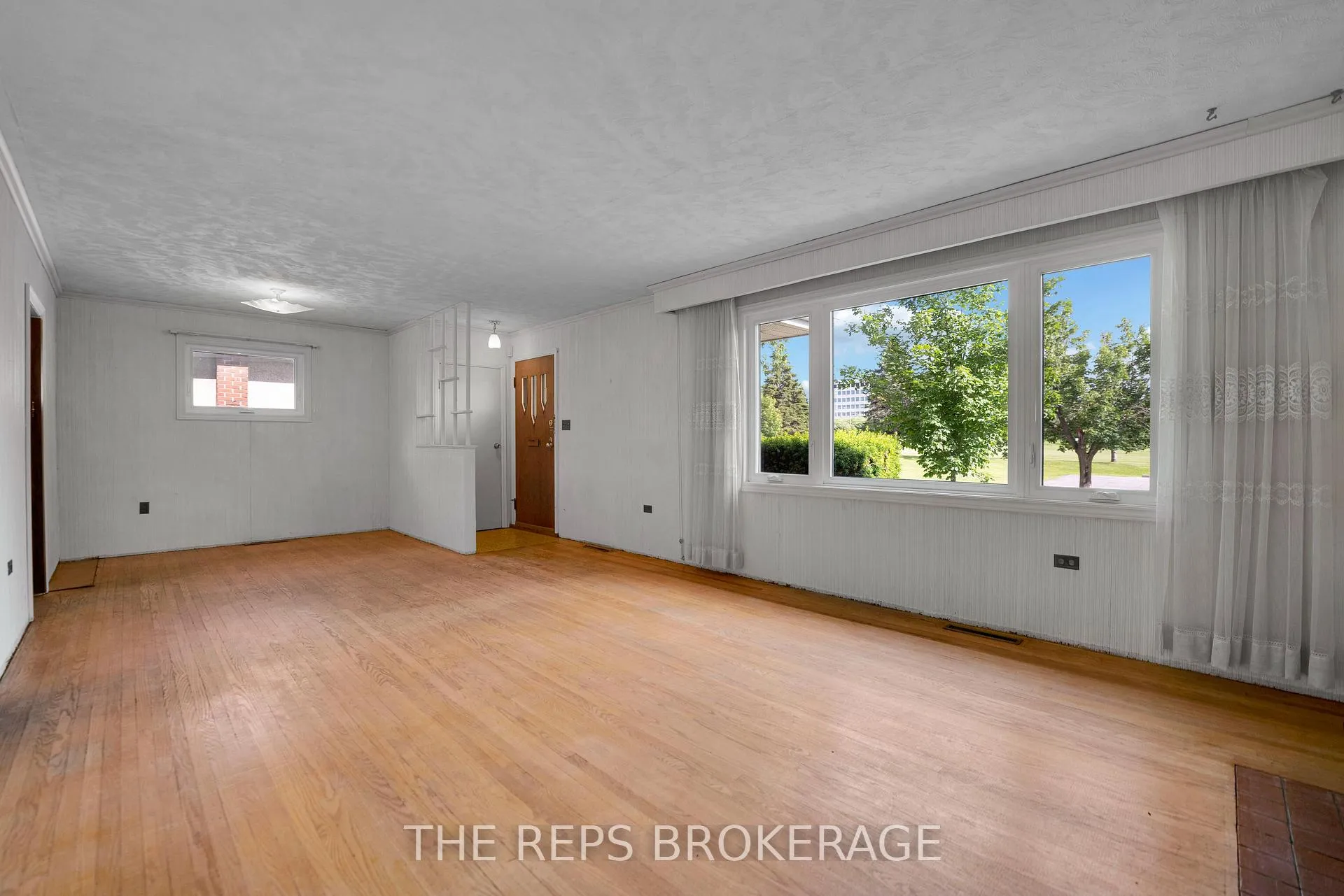 Photo 6 of 301 Knox Crescent, Ottawa, Riverview Park — HOMEH