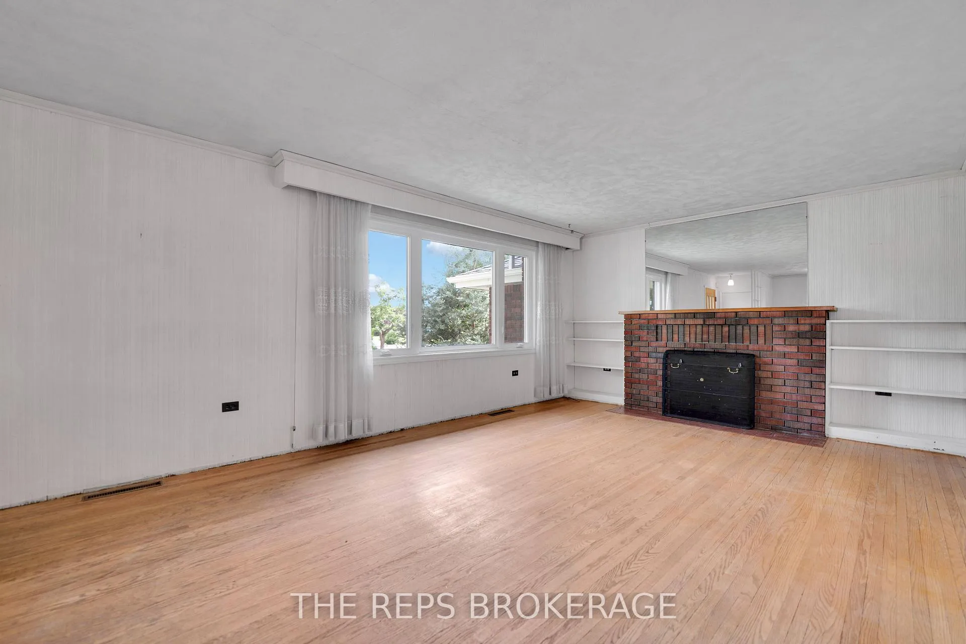 Photo 9 of 301 Knox Crescent, Ottawa, Riverview Park — HOMEH