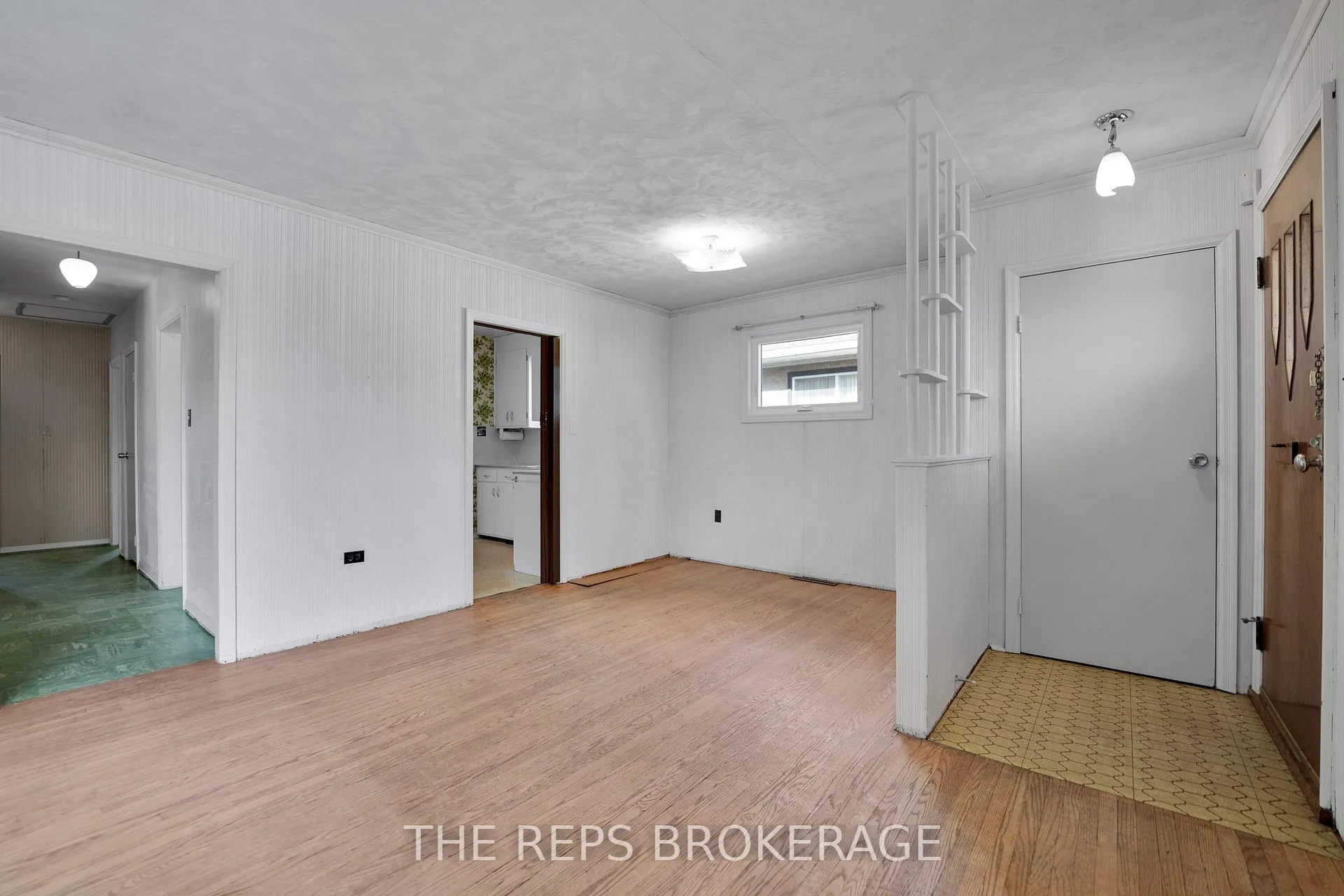 Photo 12 of 301 Knox Crescent, Ottawa, Riverview Park — HOMEH