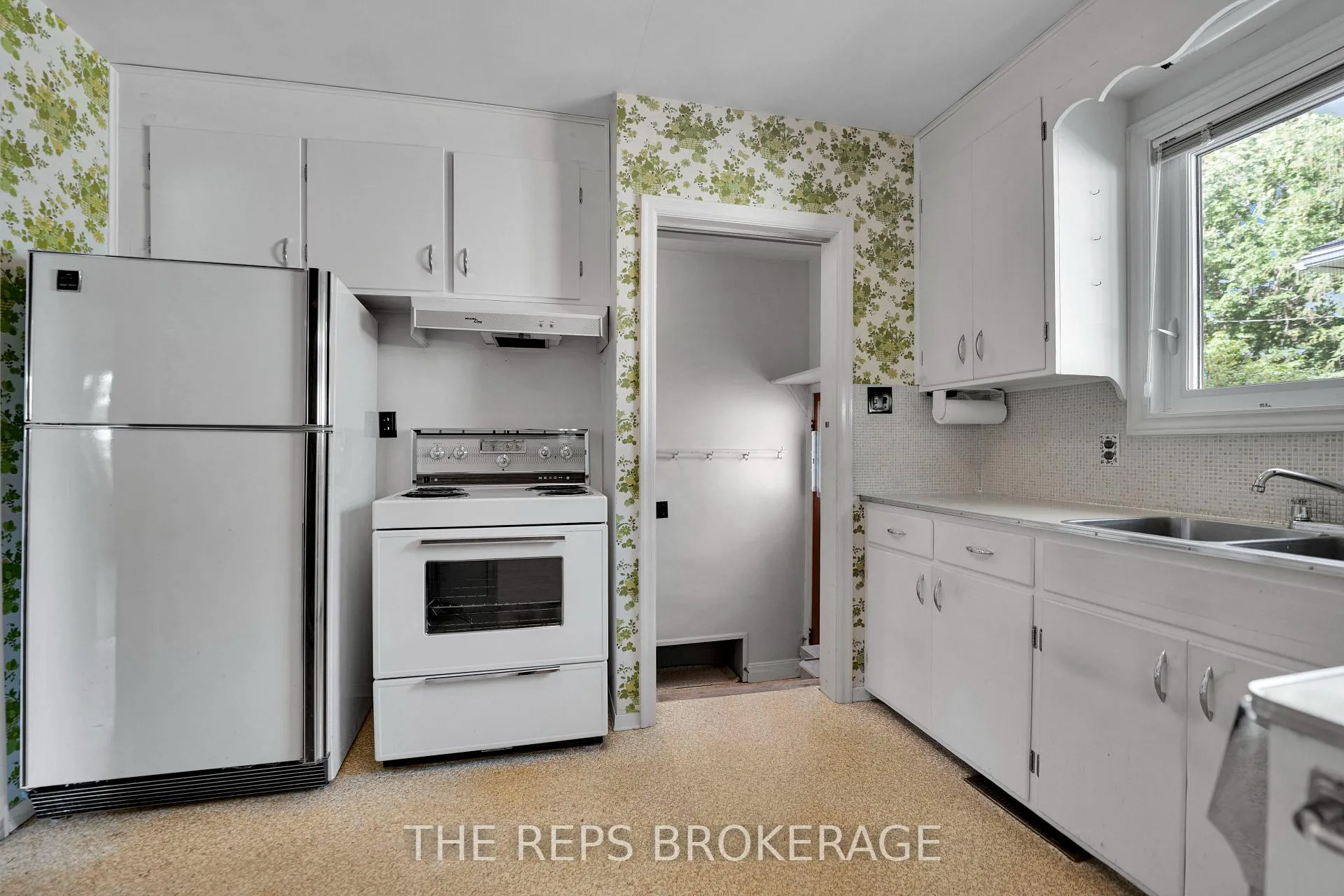 Photo 13 of 301 Knox Crescent, Ottawa, Riverview Park — HOMEH