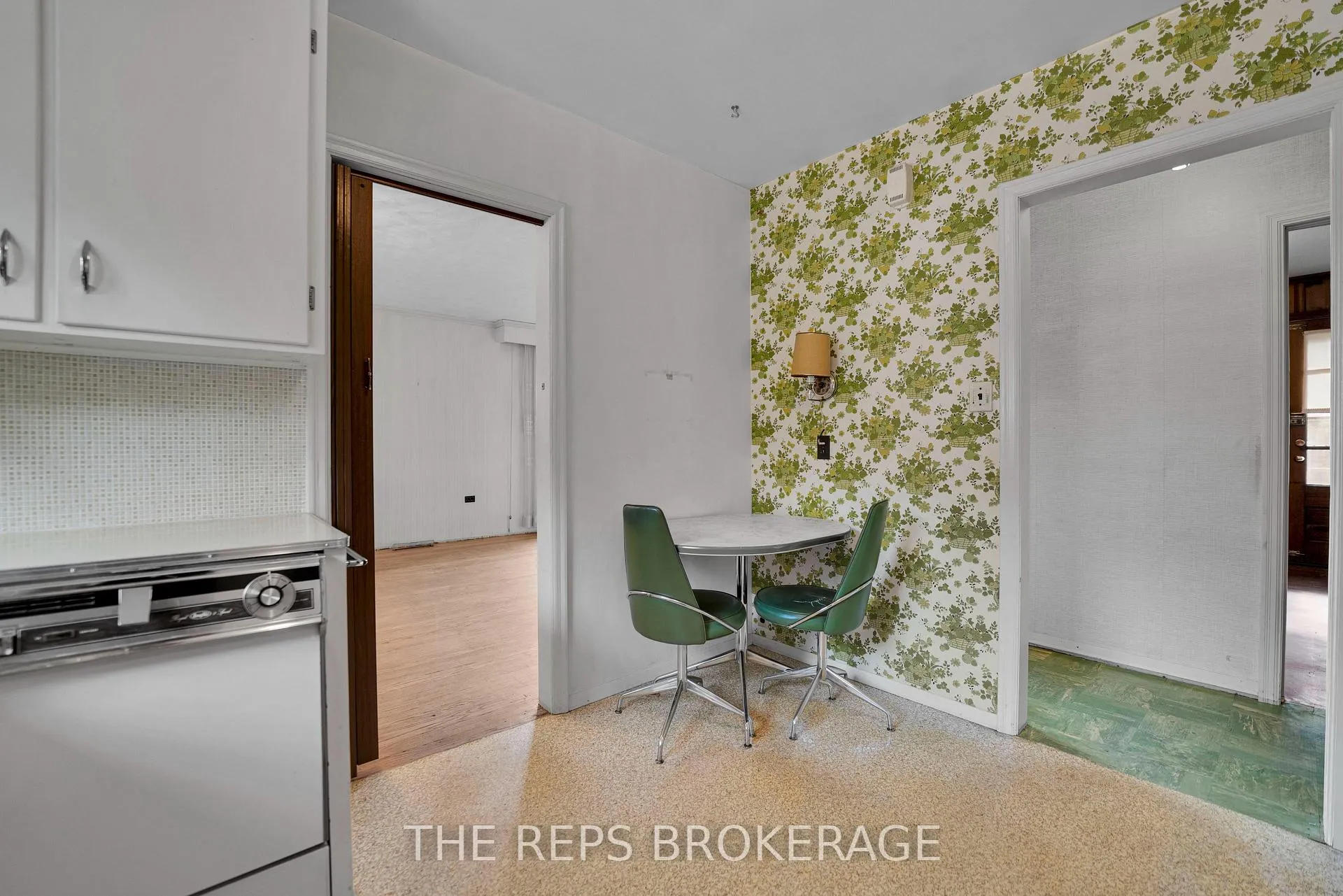 Photo 14 of 301 Knox Crescent, Ottawa, Riverview Park — HOMEH