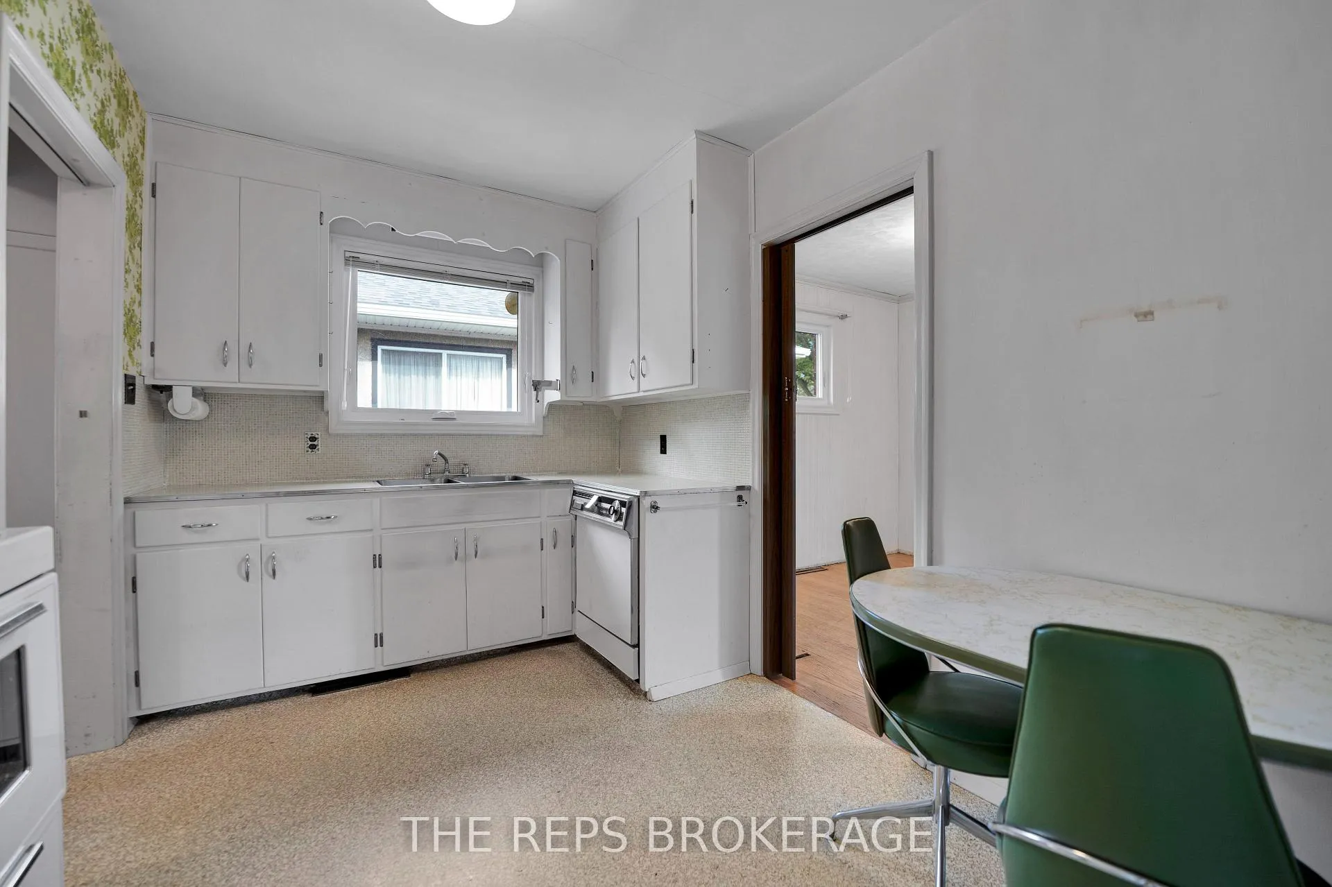 Photo 15 of 301 Knox Crescent, Ottawa, Riverview Park — HOMEH