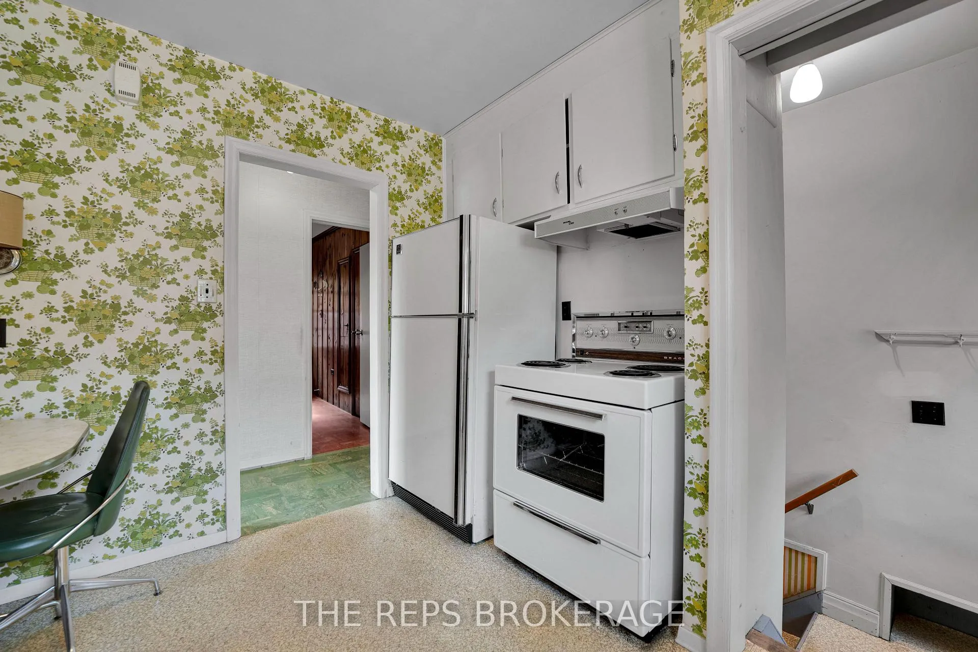 Photo 16 of 301 Knox Crescent, Ottawa, Riverview Park — HOMEH