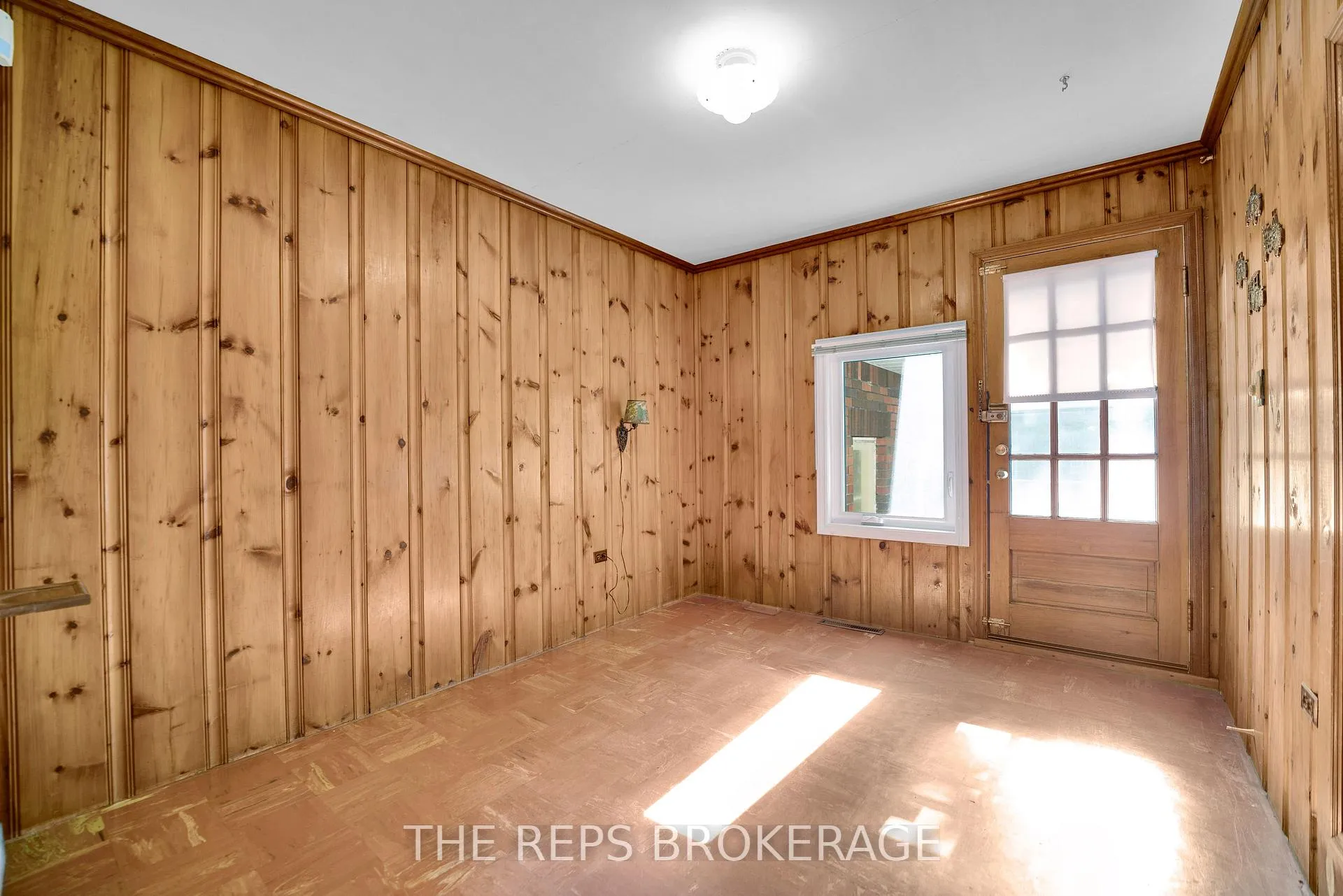 Photo 17 of 301 Knox Crescent, Ottawa, Riverview Park — HOMEH