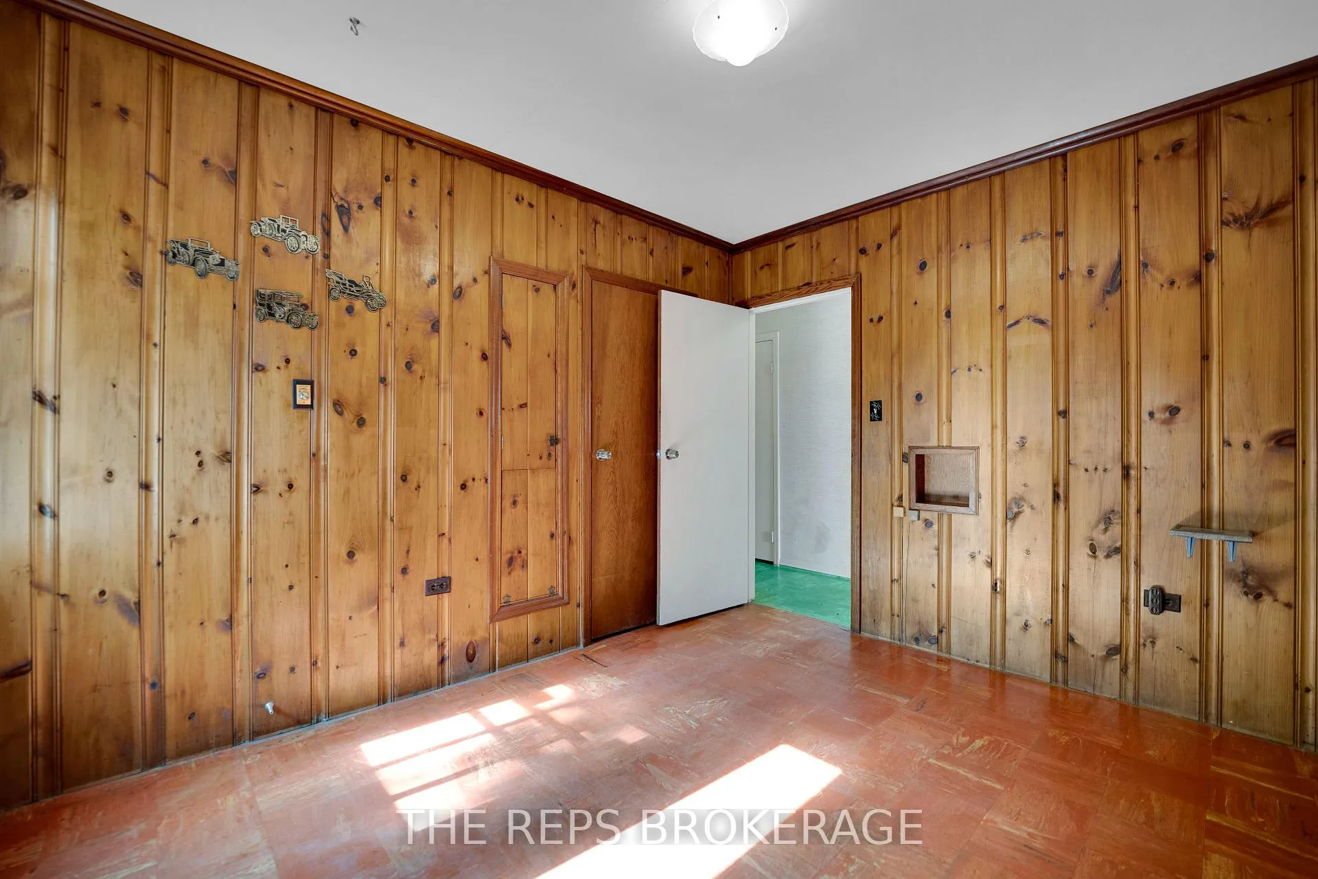 Photo 18 of 301 Knox Crescent, Ottawa, Riverview Park — HOMEH