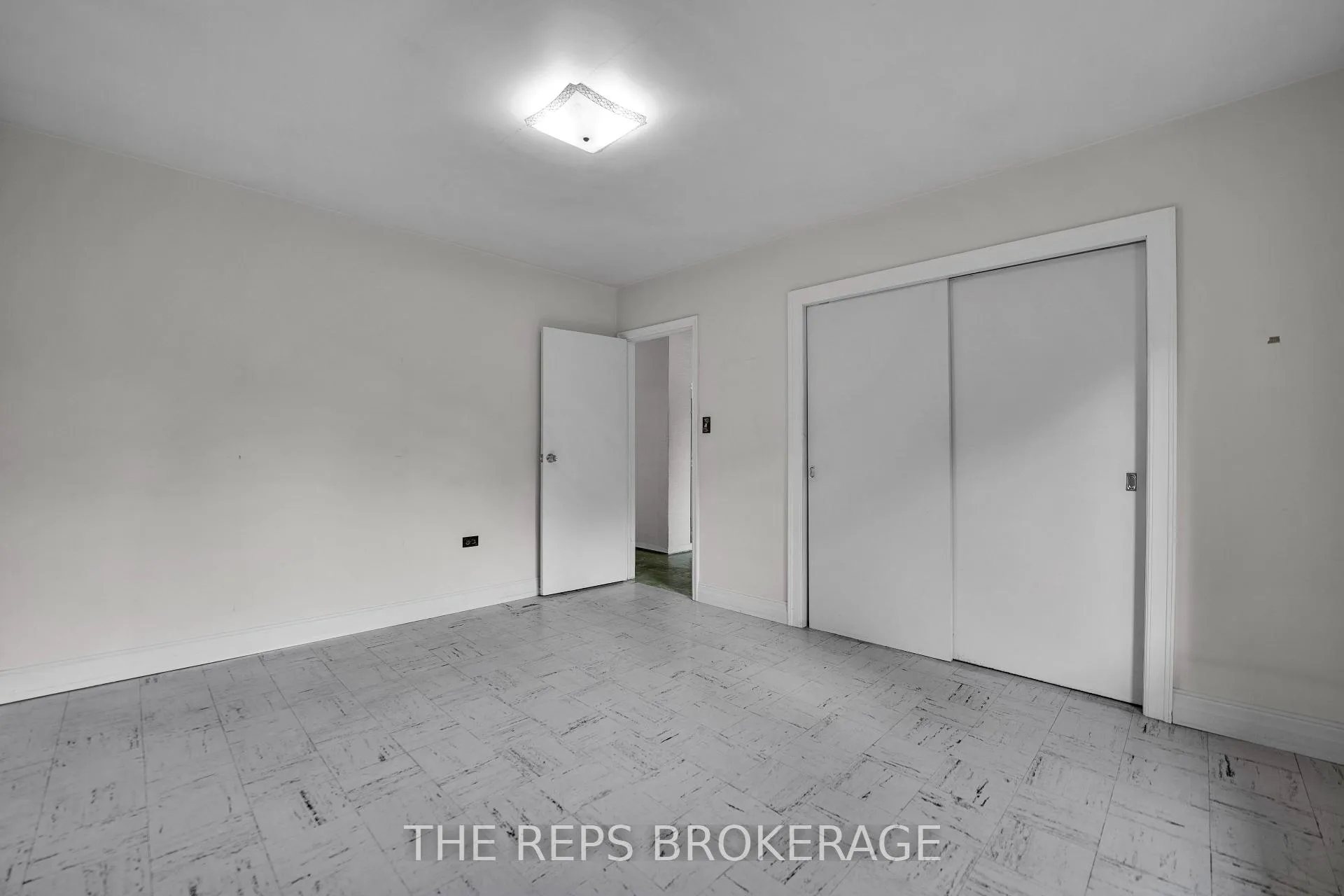 Photo 22 of 301 Knox Crescent, Ottawa, Riverview Park — HOMEH