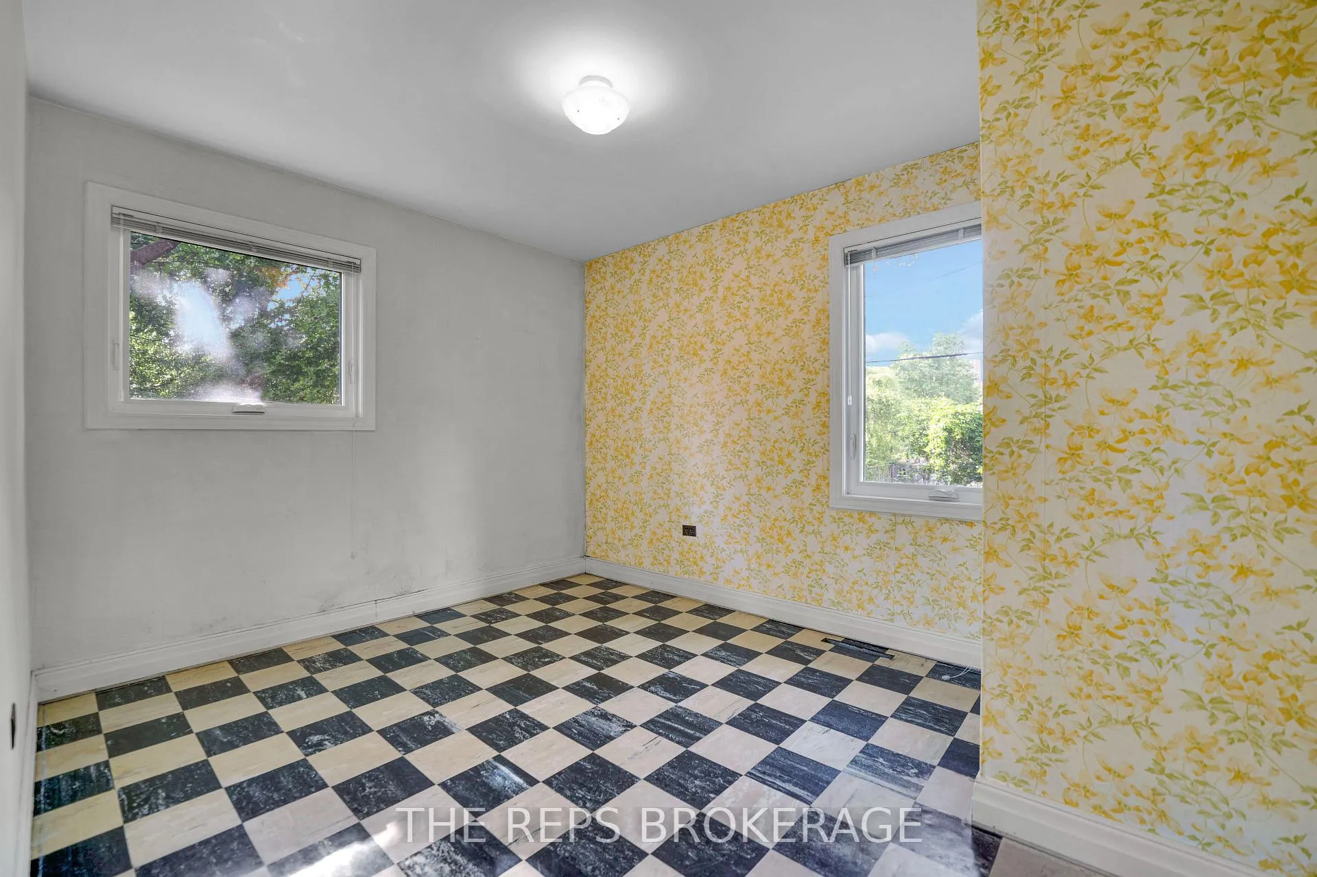 Photo 23 of 301 Knox Crescent, Ottawa, Riverview Park — HOMEH