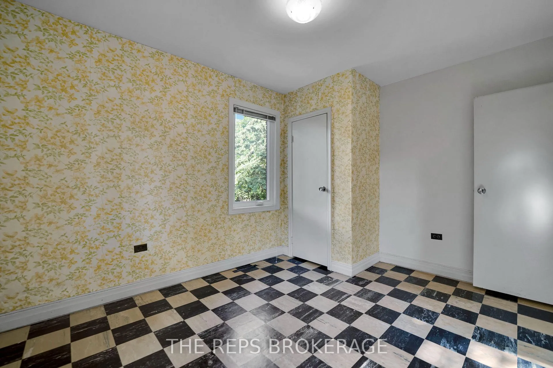 Photo 24 of 301 Knox Crescent, Ottawa, Riverview Park — HOMEH