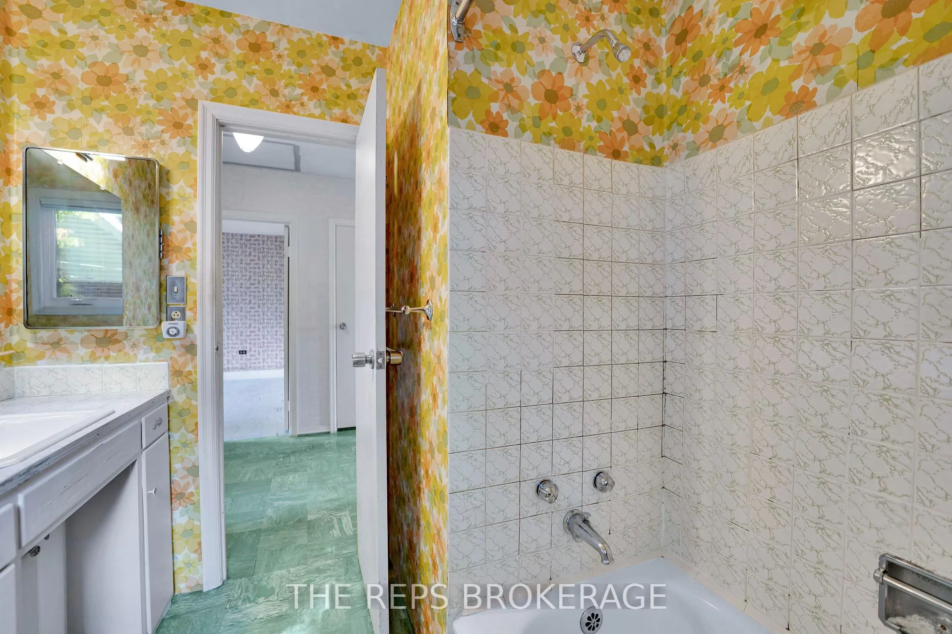 Photo 26 of 301 Knox Crescent, Ottawa, Riverview Park — HOMEH
