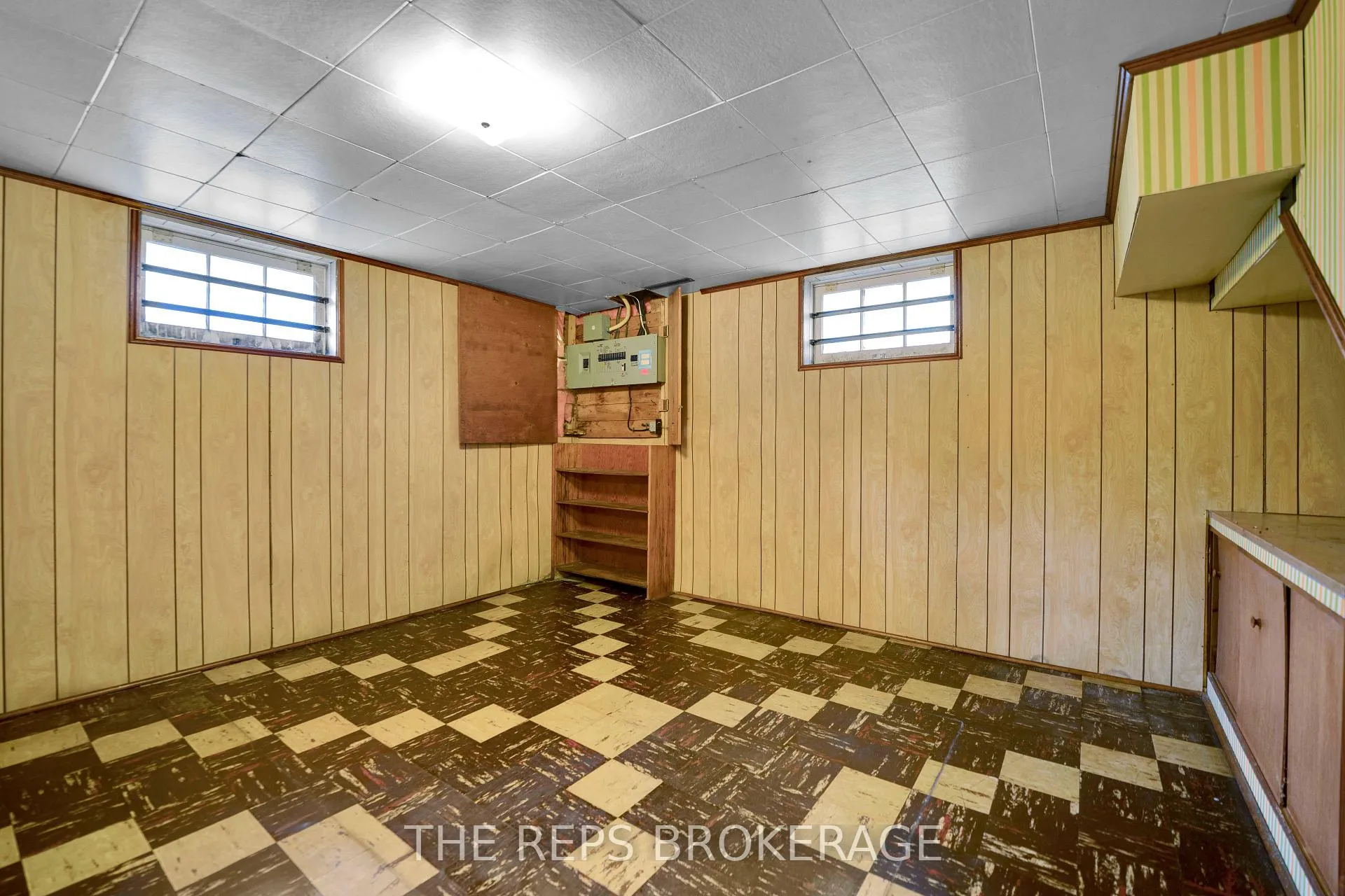 Photo 27 of 301 Knox Crescent, Ottawa, Riverview Park — HOMEH