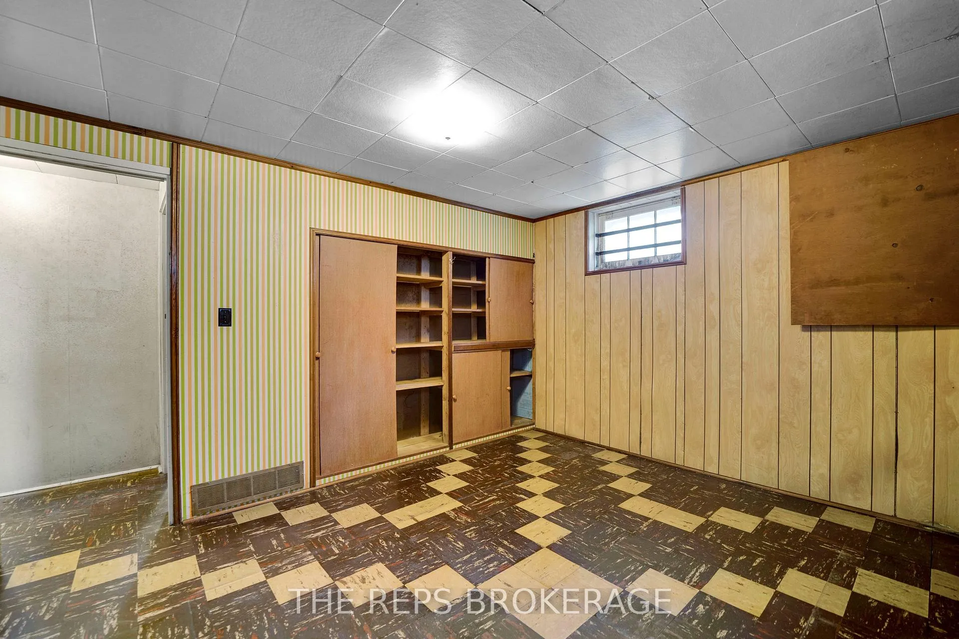 Photo 28 of 301 Knox Crescent, Ottawa, Riverview Park — HOMEH