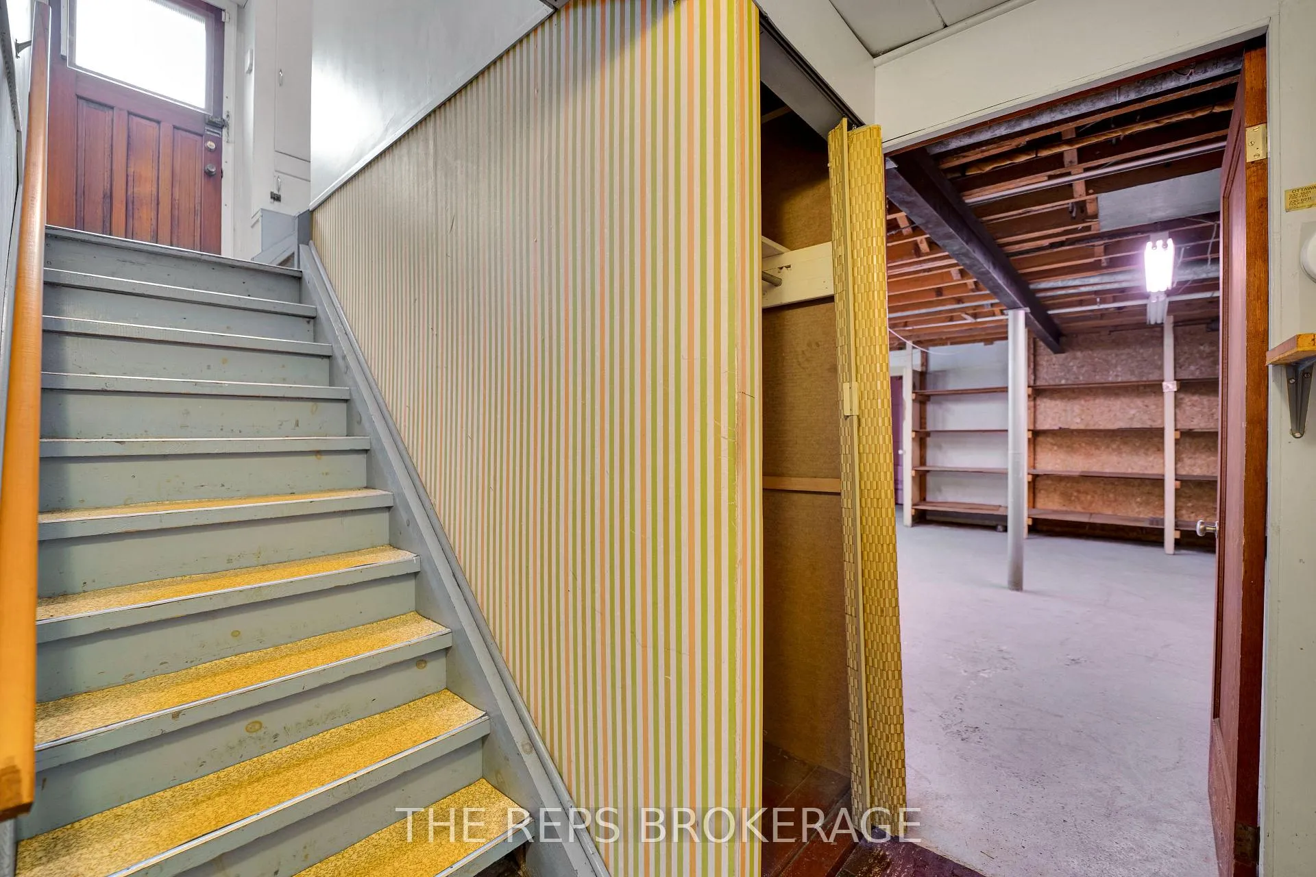 Photo 30 of 301 Knox Crescent, Ottawa, Riverview Park — HOMEH