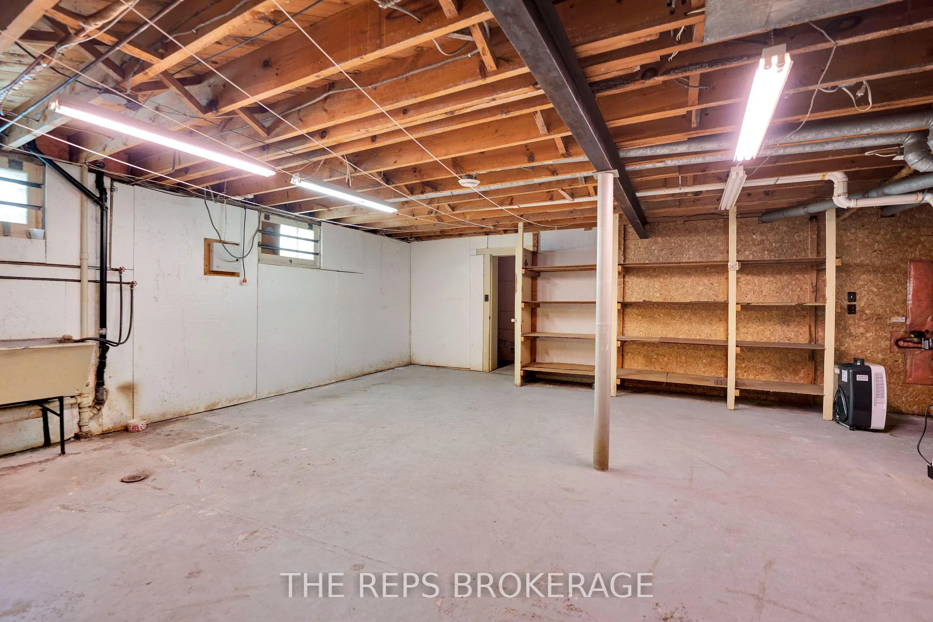 Photo 31 of 301 Knox Crescent, Ottawa, Riverview Park — HOMEH